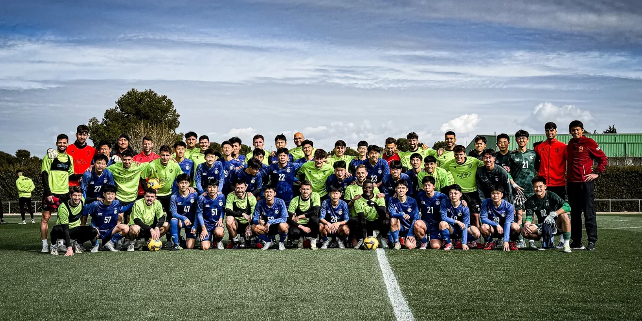 Jugadores del primer equipo del Huesca, con los del FC Kokoku.