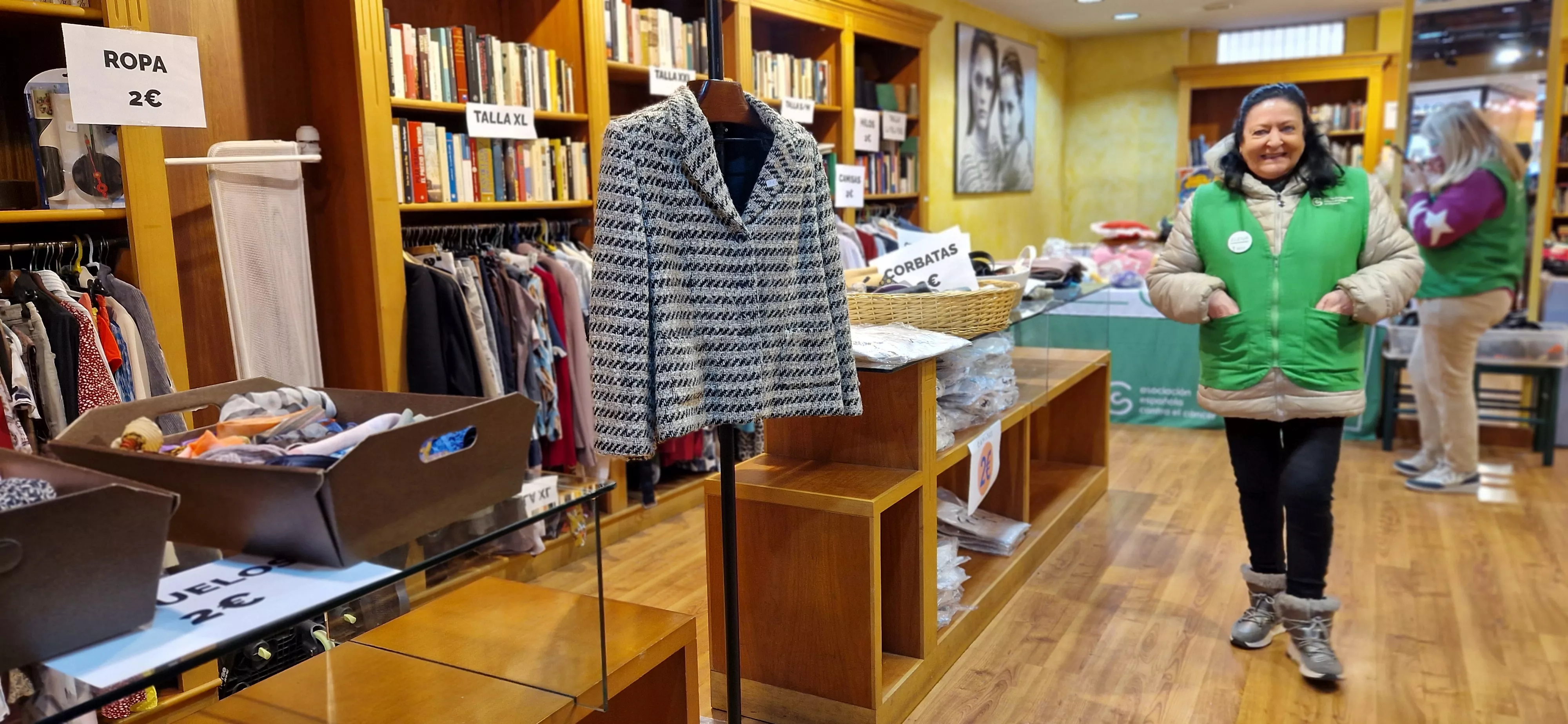 Mercadillo de la Asociación Española Contra el Cáncer (AECC) de Huesca. Foto Myriam Martínez