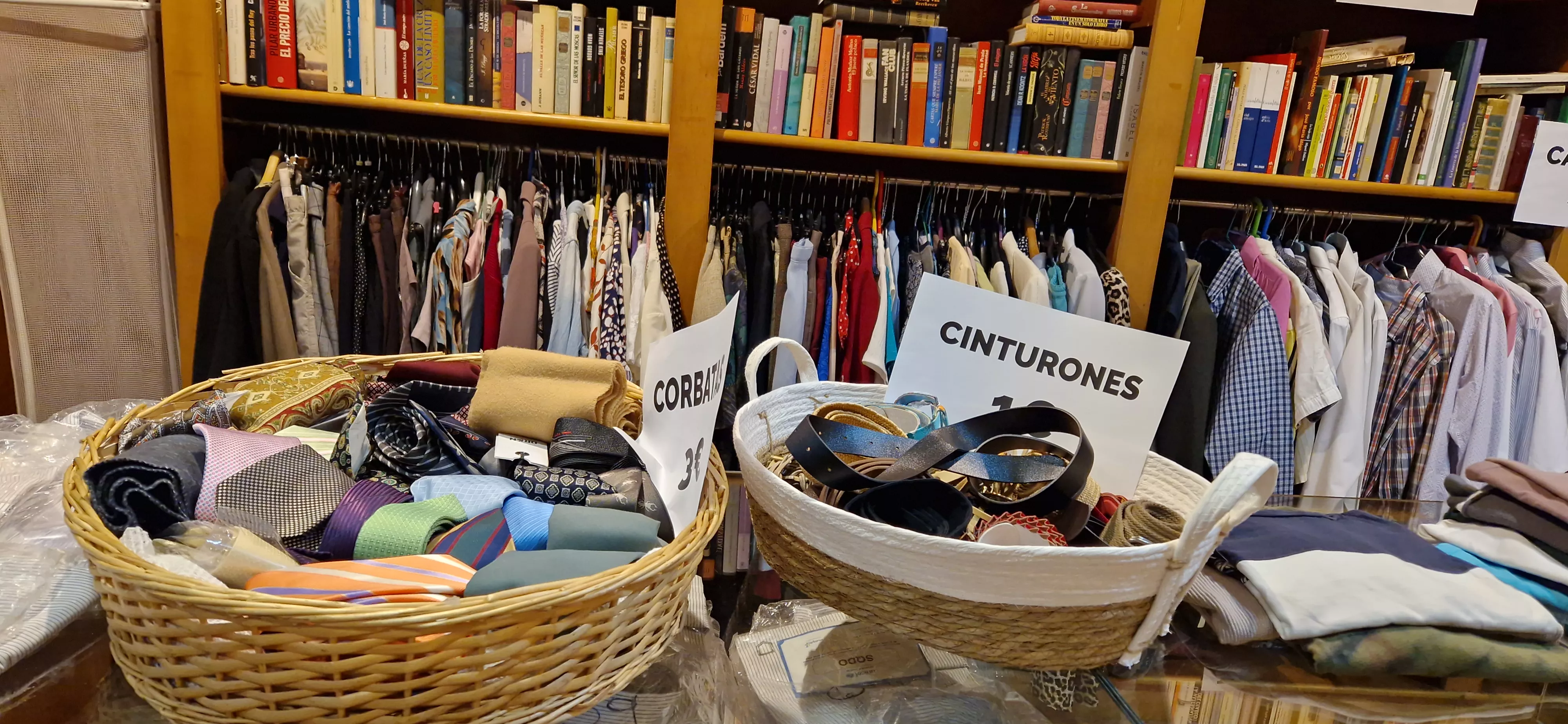 Mercadillo de la Asociación Española Contra el Cáncer (AECC) de Huesca. Foto Myriam Martínez