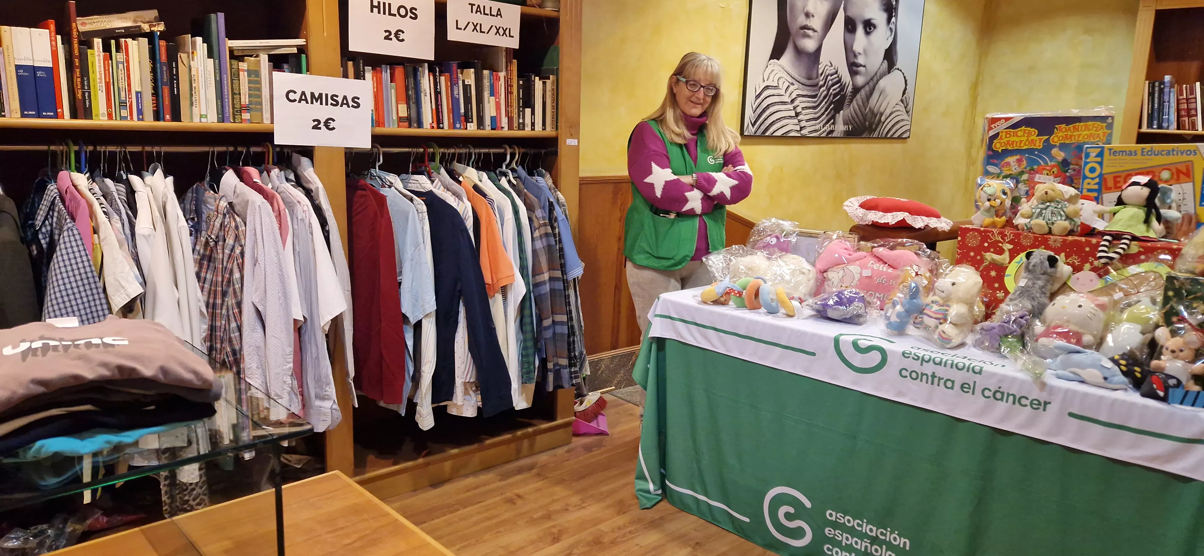 Mercadillo de la Asociación Española Contra el Cáncer (AECC) de Huesca. Foto Myriam Martínez