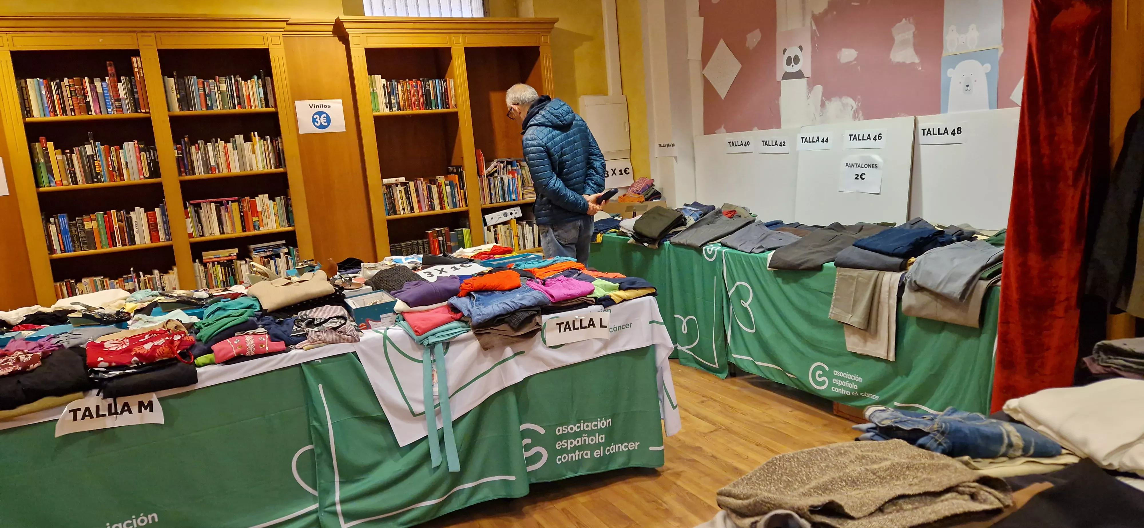 Mercadillo de la Asociación Española Contra el Cáncer (AECC) de Huesca. Foto Myriam Martínez