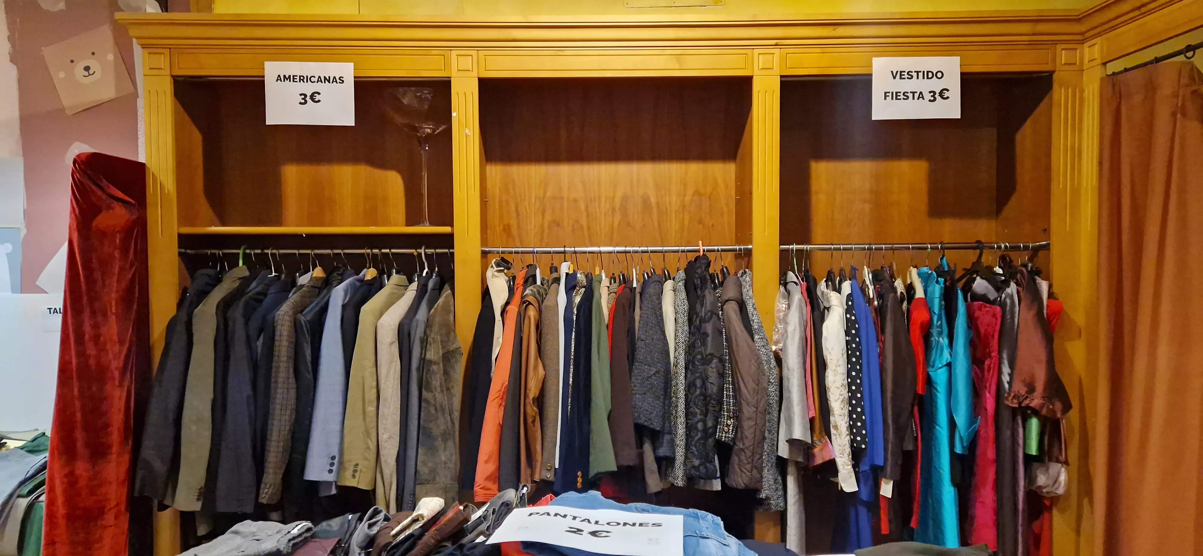 Mercadillo de la Asociación Española Contra el Cáncer (AECC) de Huesca. Foto Myriam Martínez