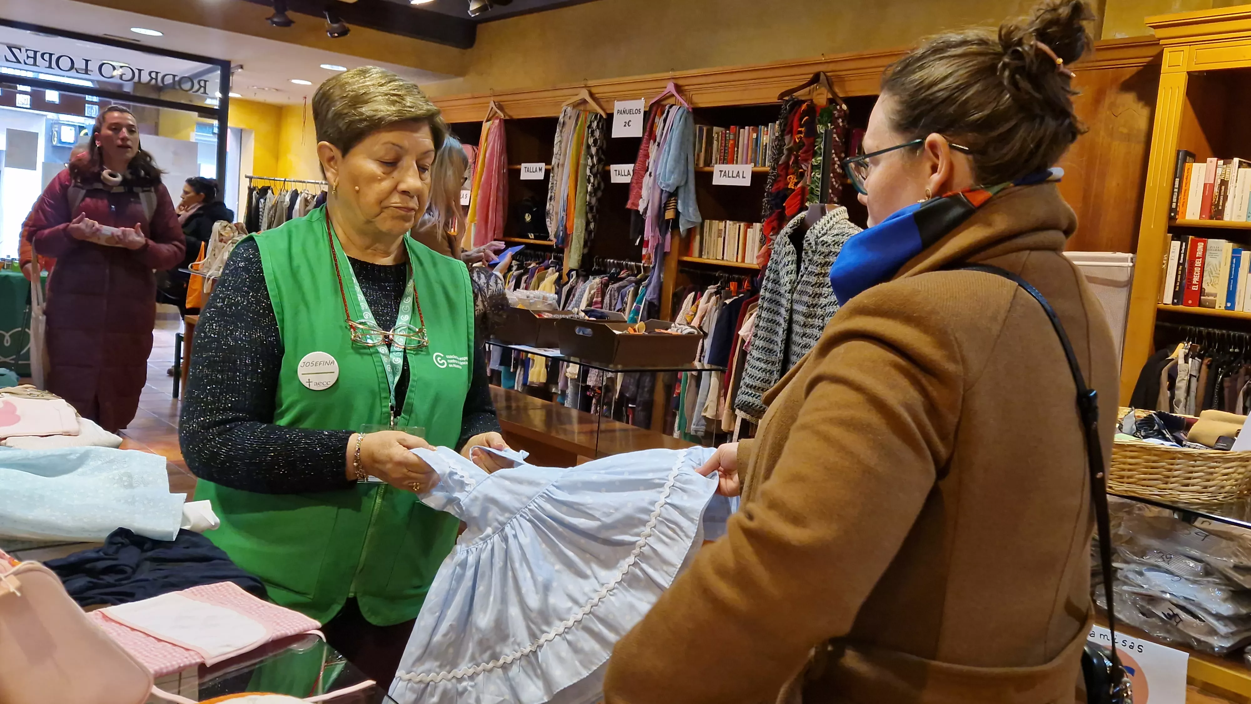 Mercadillo de la Asociación Española Contra el Cáncer (AECC) de Huesca. Foto Myriam Martínez