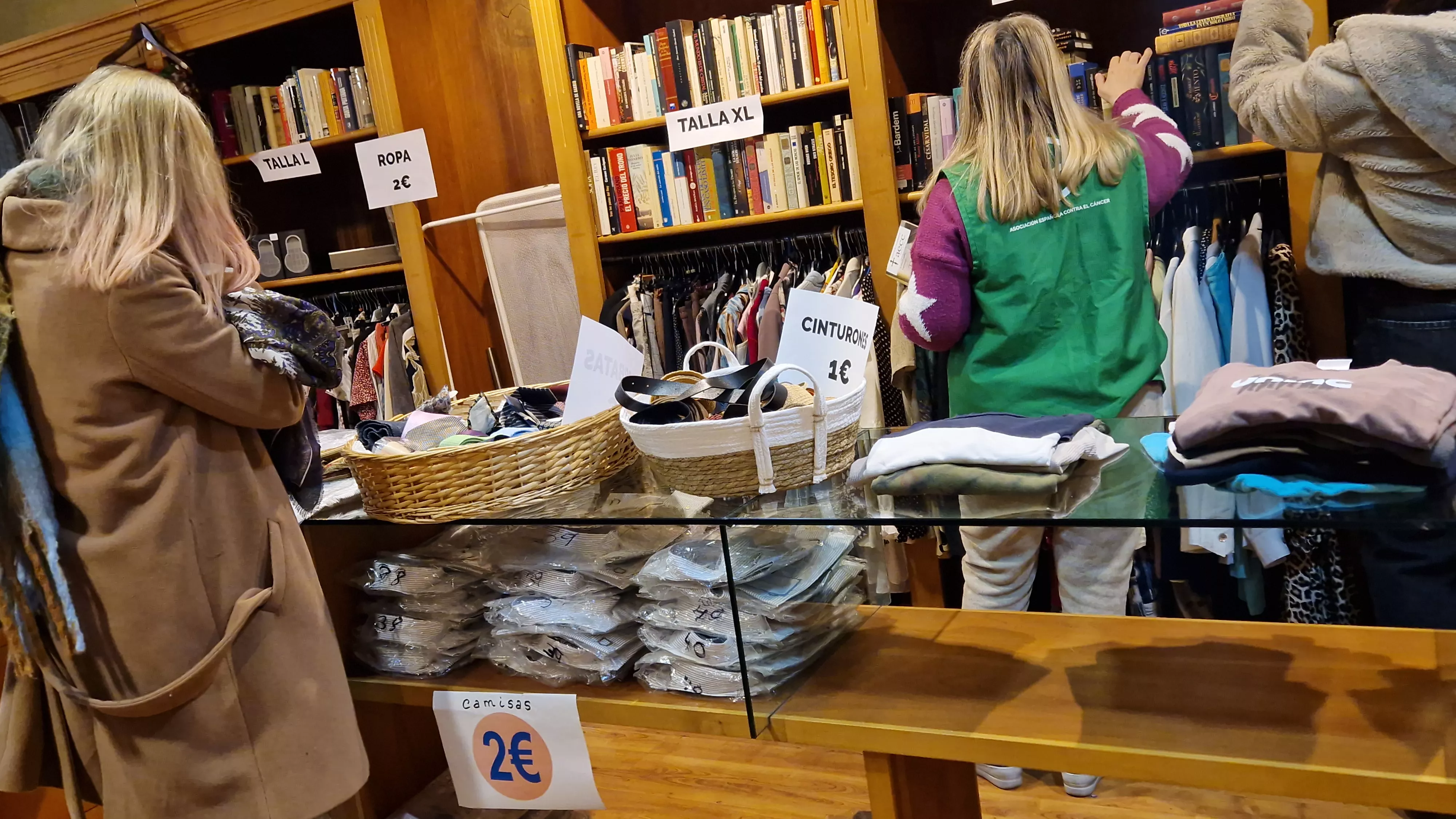 Mercadillo de la Asociación Española Contra el Cáncer (AECC) de Huesca. Foto Myriam Martínez
