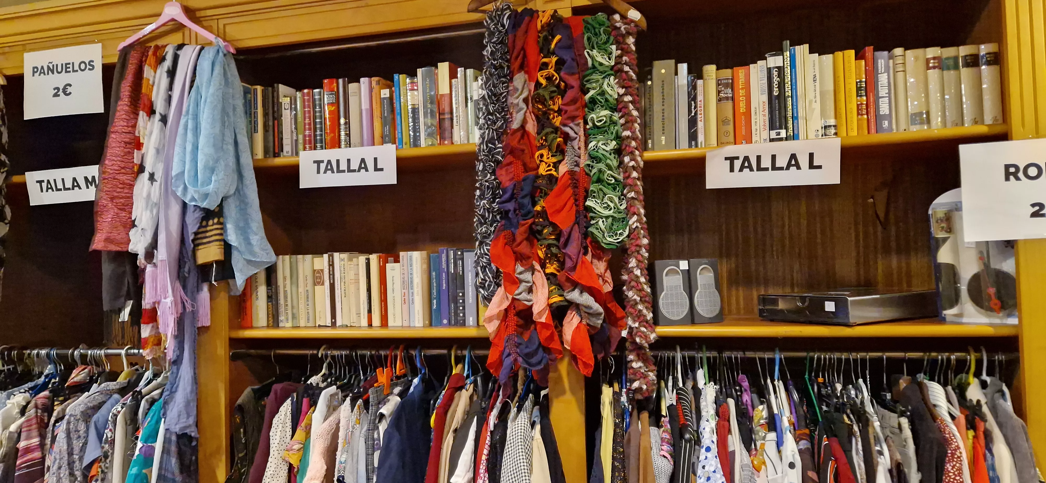 Mercadillo de la Asociación Española Contra el Cáncer (AECC) de Huesca. Foto Myriam Martínez