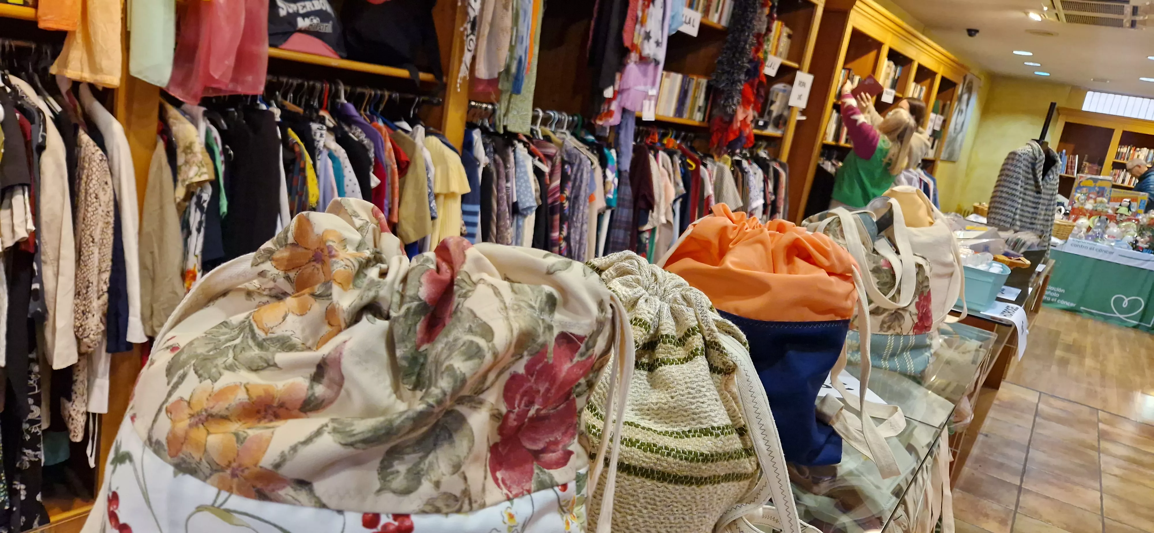 Mercadillo de la Asociación Española Contra el Cáncer (AECC) de Huesca. Foto Myriam Martínez