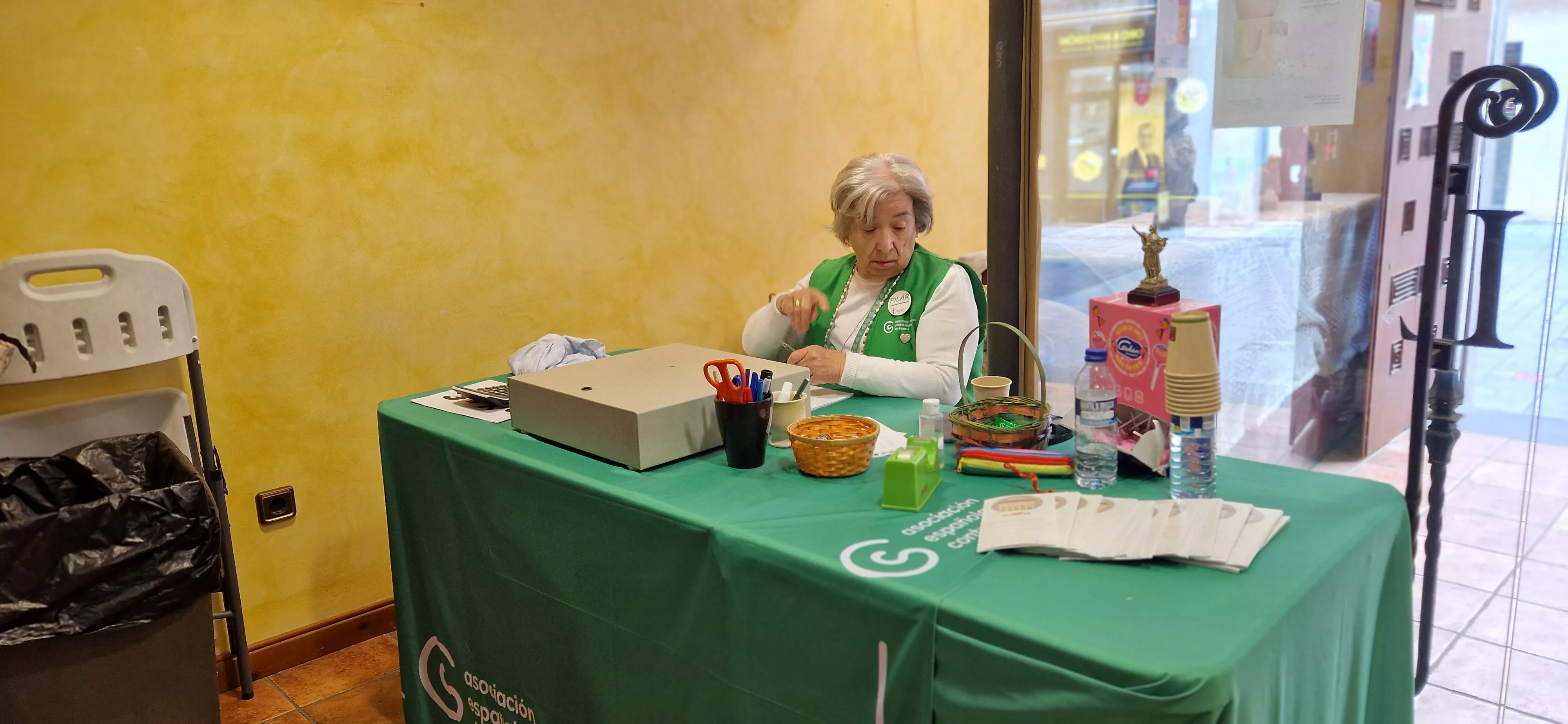 Mercadillo de la Asociación Española Contra el Cáncer (AECC) de Huesca. Foto Myriam Martínez