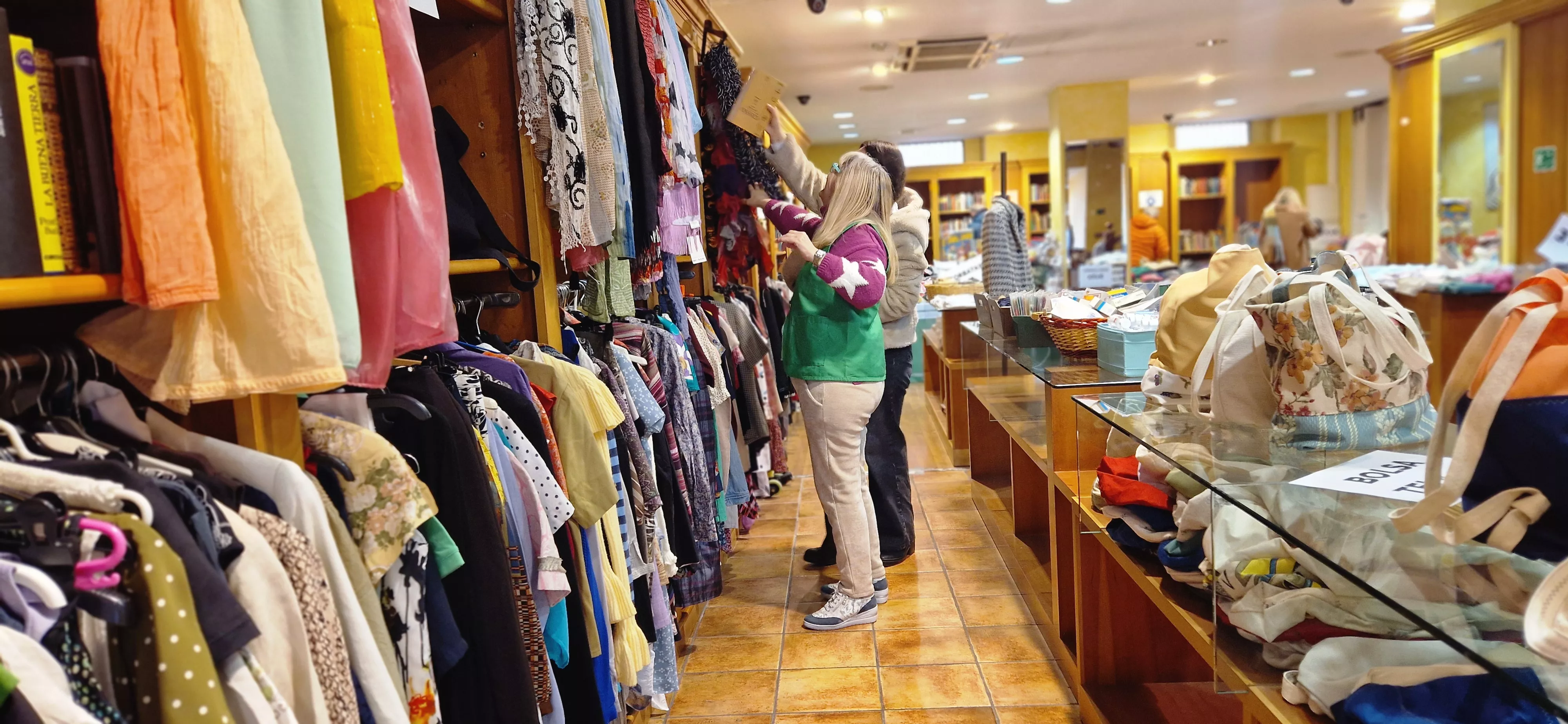 Mercadillo de la Asociación Española Contra el Cáncer (AECC) de Huesca. Foto Myriam Martínez