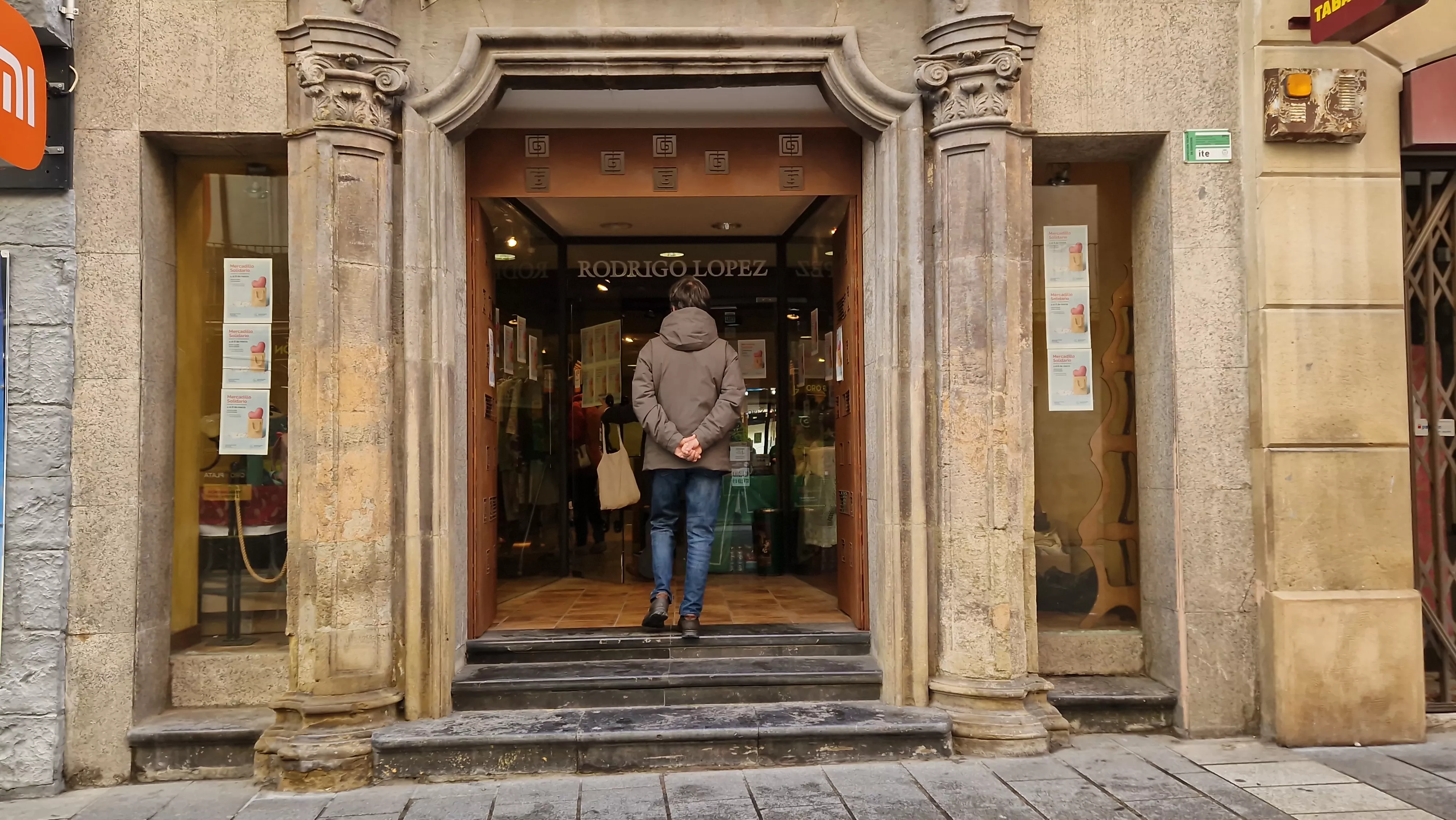 Mercadillo de la Asociación Española Contra el Cáncer (AECC) de Huesca. Foto Myriam Martínez