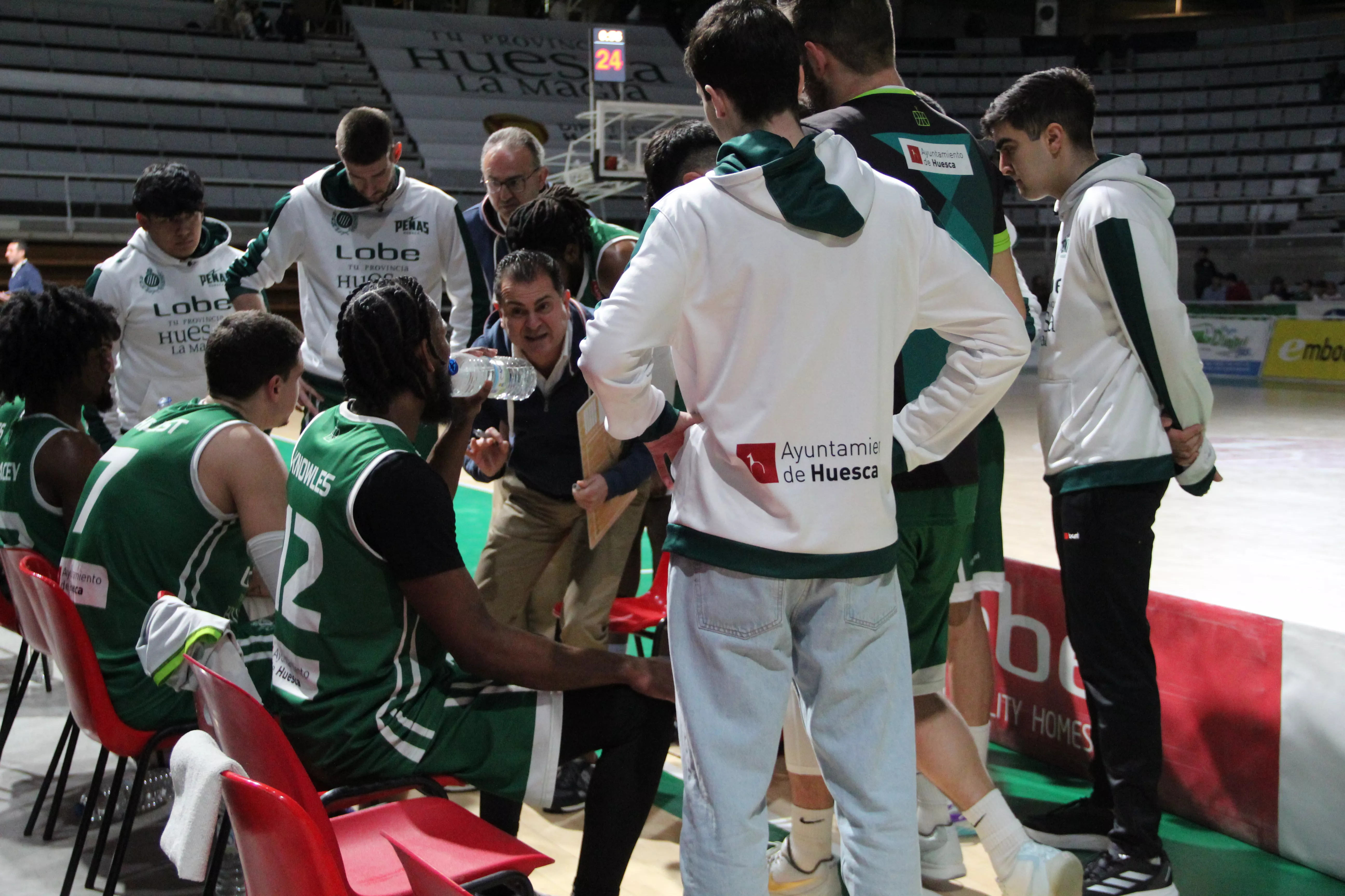 Rafa Sanz, junto a sus jugadores, en un partido de esta temporada. Foto: Lobe Huesca La Magia