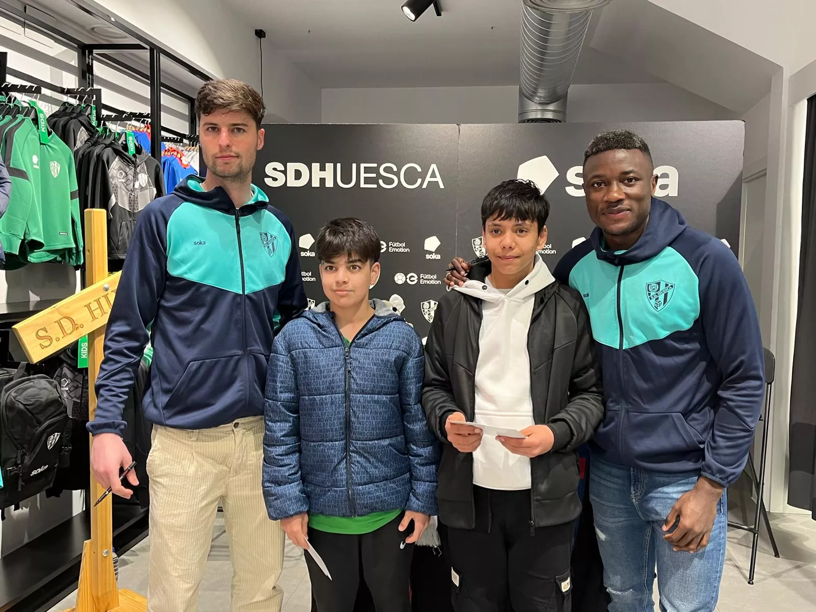 Juan Pérez y Soko se fotografían con dos jóvenes aficionados. Foto: Adri Mora