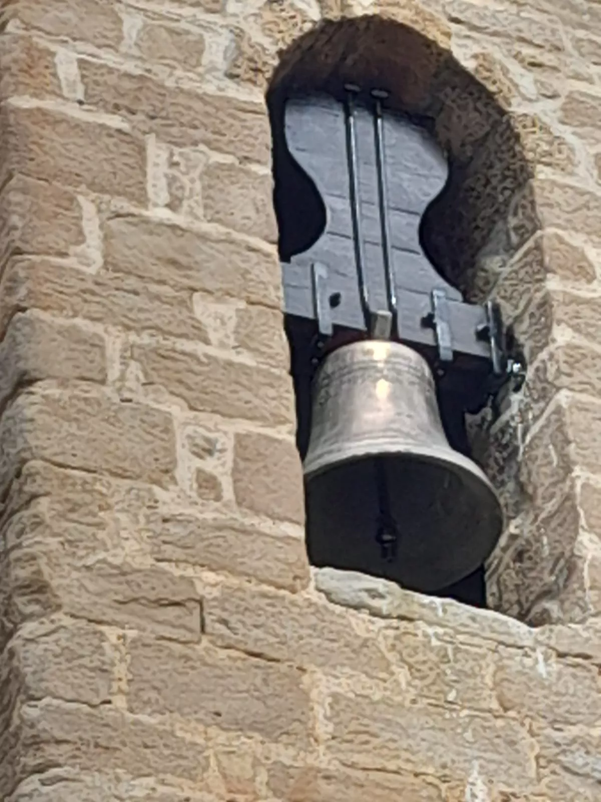 Colocación de la campana María de El Rosario en el Santuario de San Úrbez en Nocito
