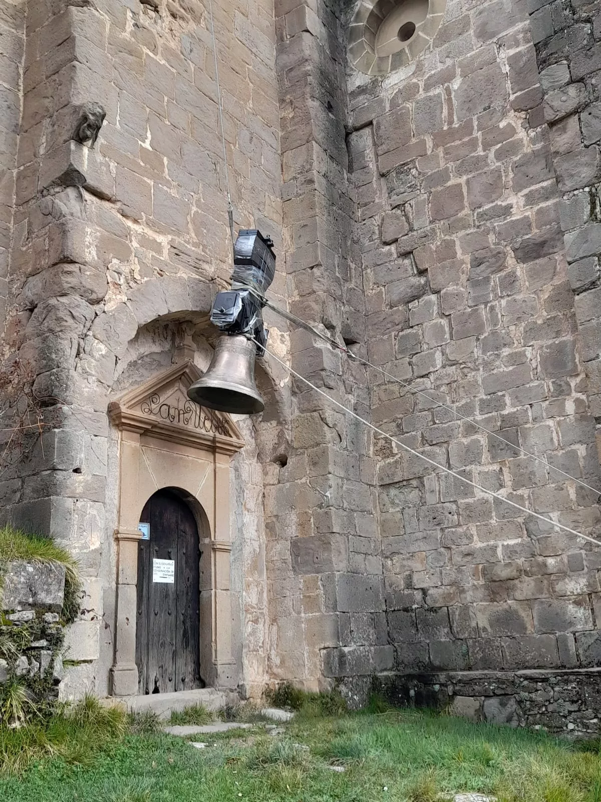 Colocación de la campana María de El Rosario en el Santuario de San Úrbez en Nocito
