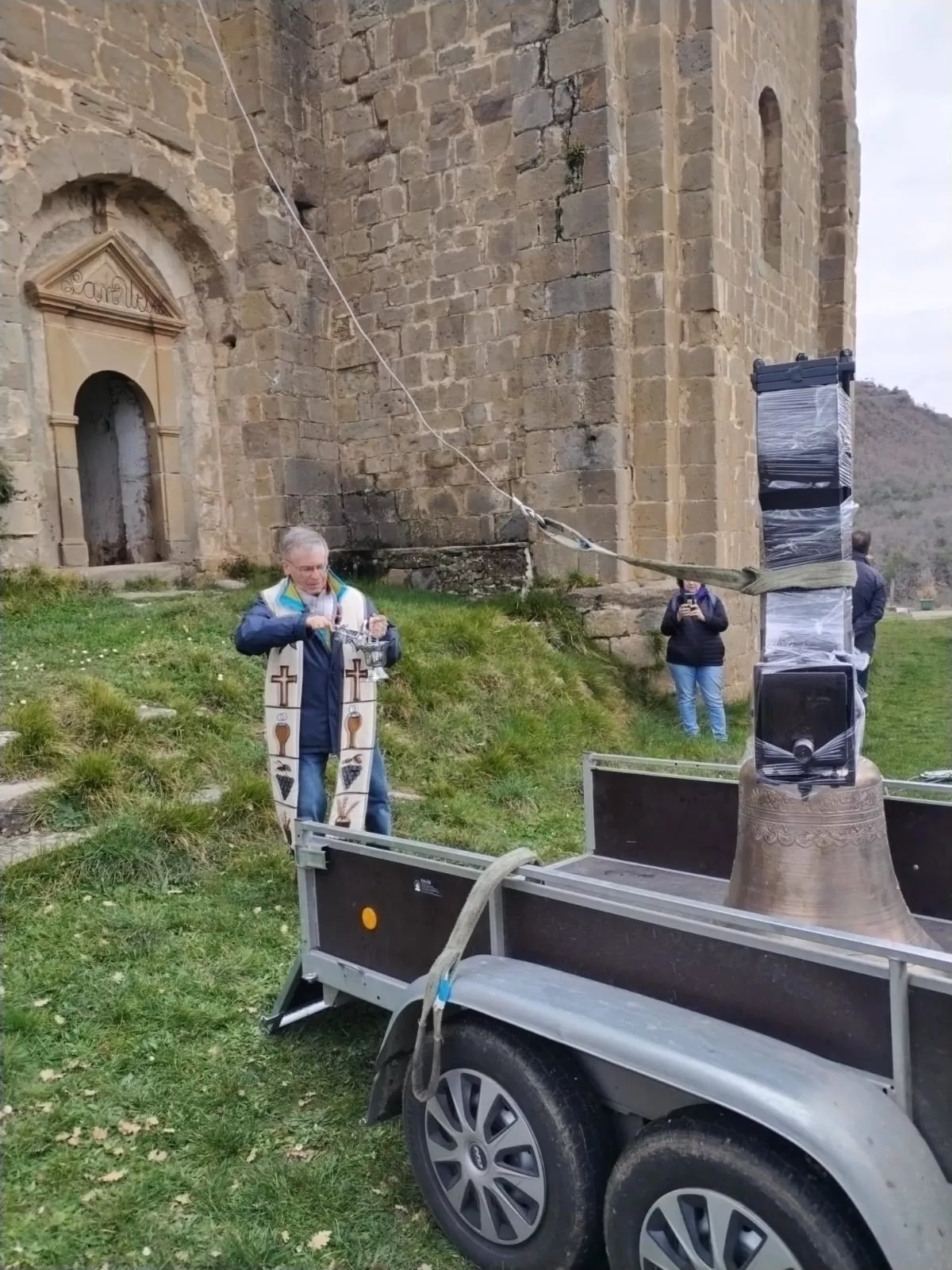 Colocación de la campana María de El Rosario en el Santuario de San Úrbez en Nocito