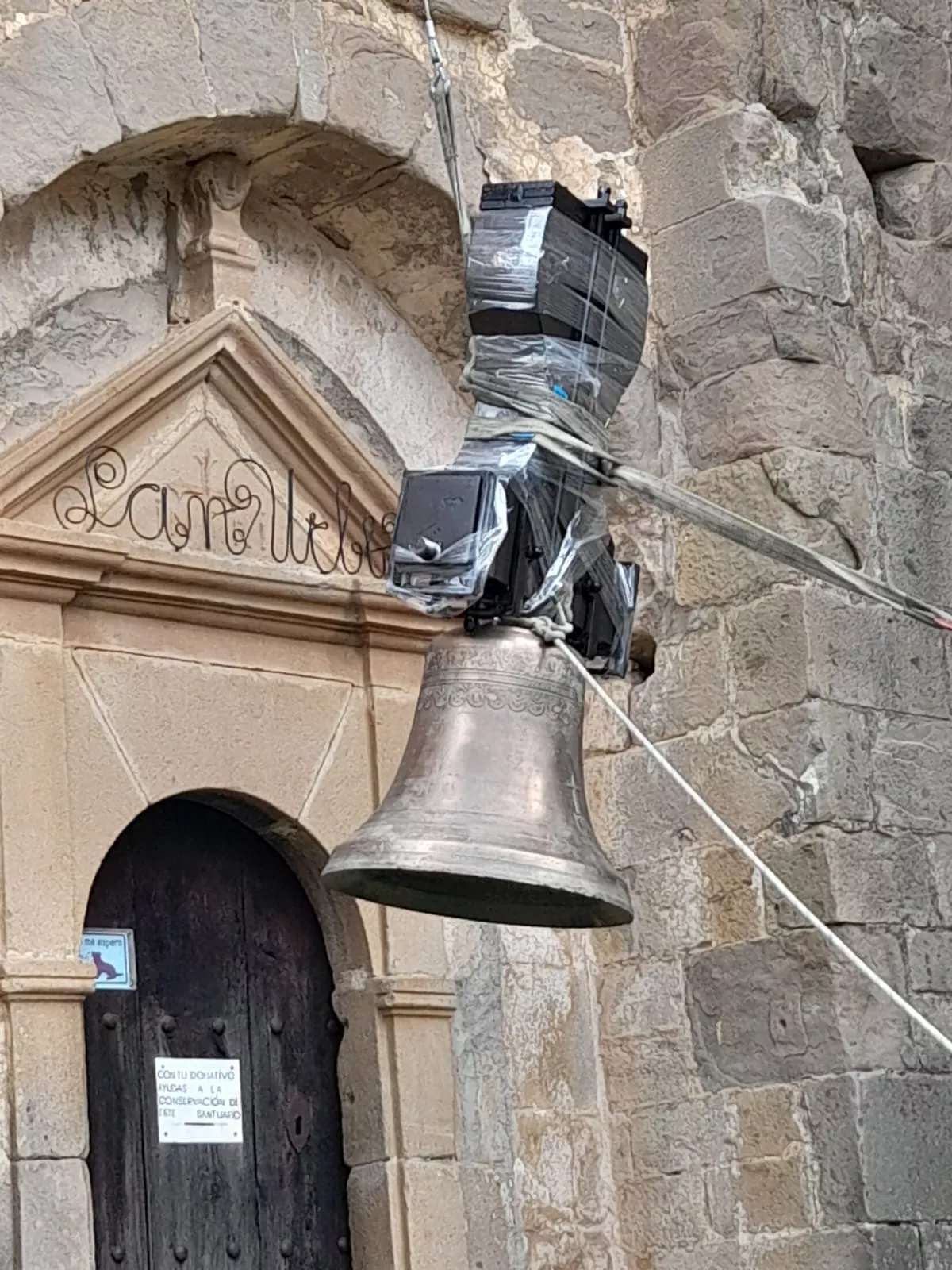 Colocación de la campana María de El Rosario en el Santuario de San Úrbez en Nocito