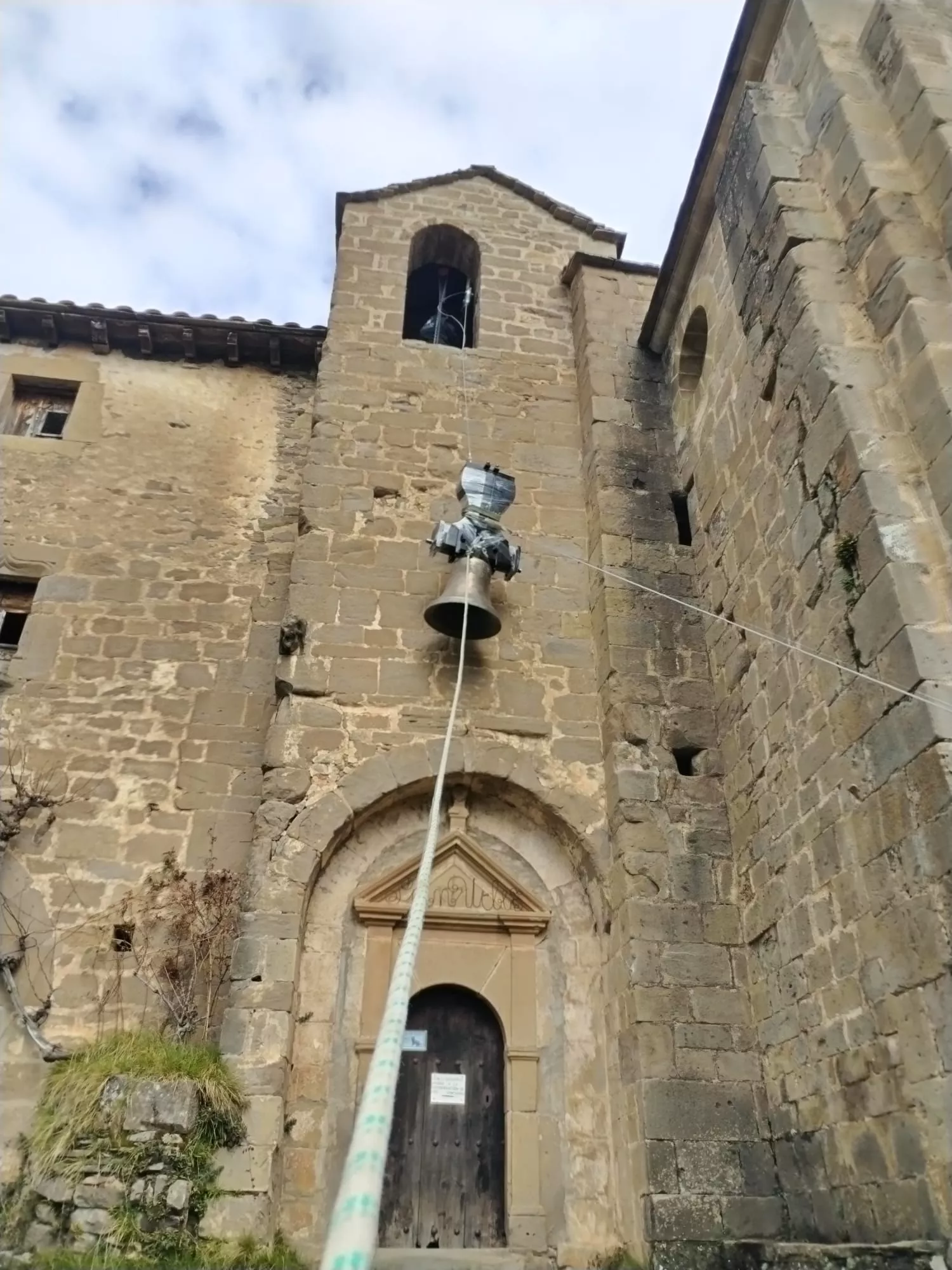 Colocación de la campana María de El Rosario en el Santuario de San Úrbez en Nocito