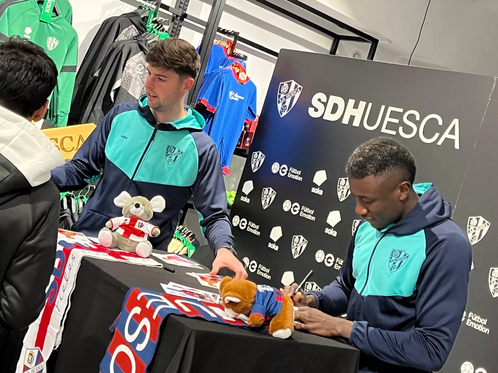 Imágenes de Soko y Juan Pérez en el encuentro con la afición