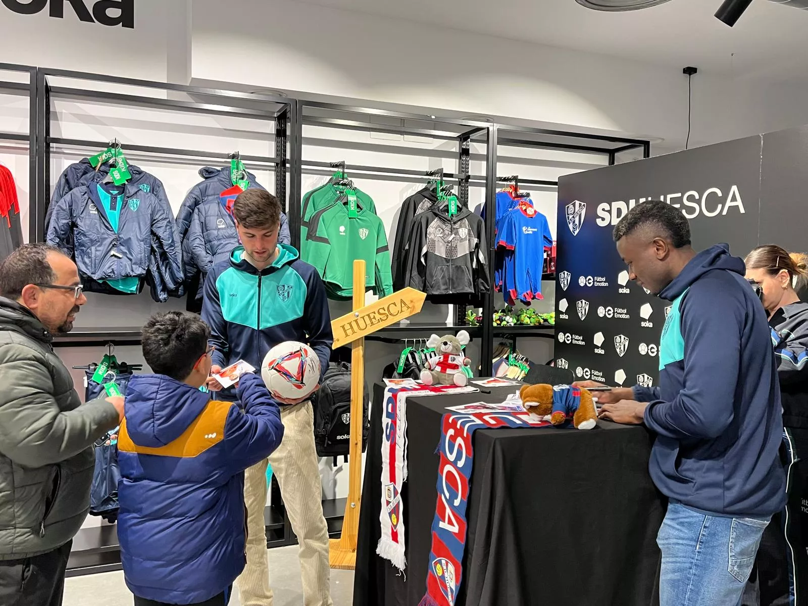 Imágenes de Soko y Juan Pérez en el encuentro con la afición