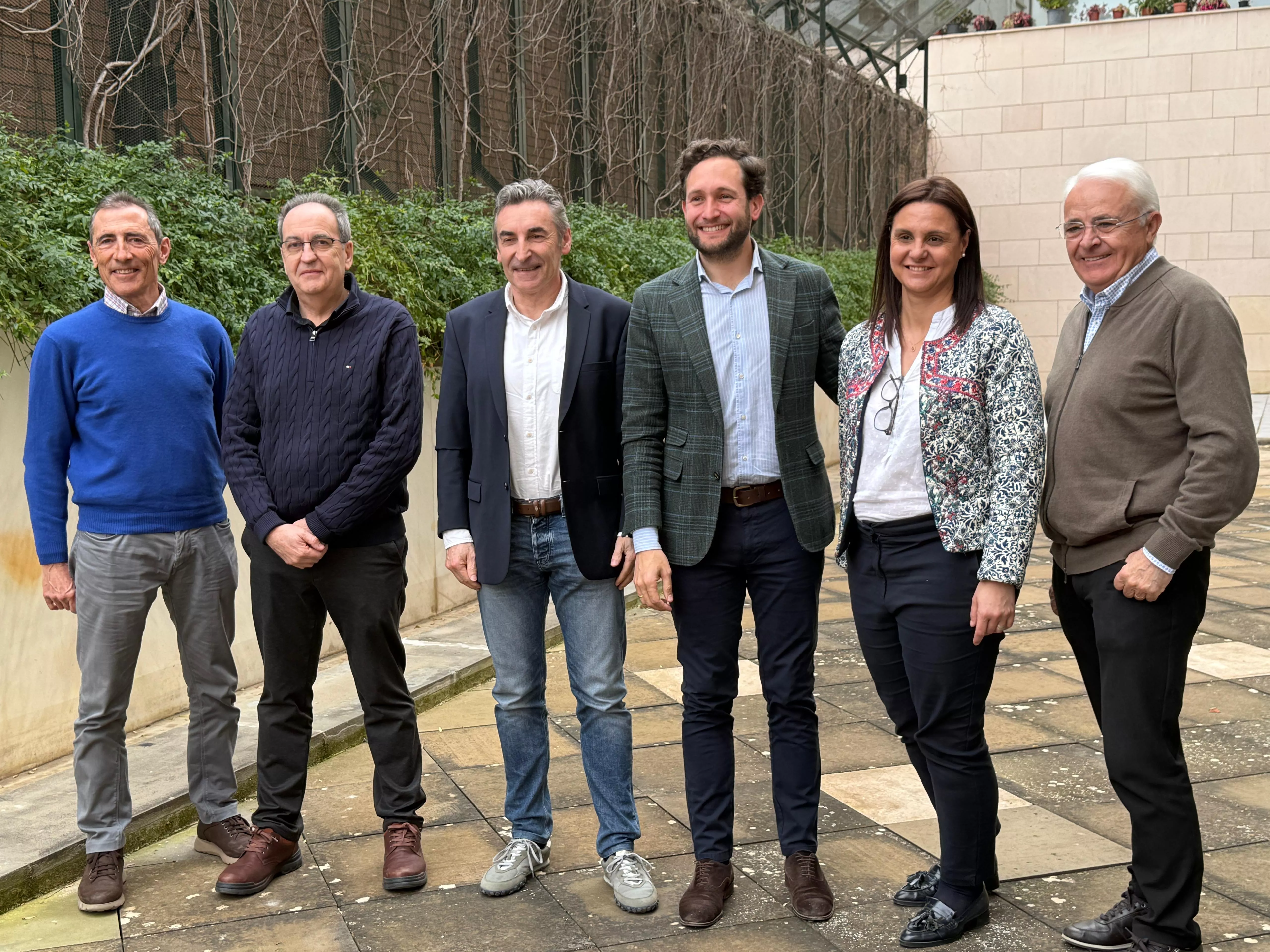 Isaac Claver y José Cebollero junto al presidente del Club Ciclista Edelweiss, Fernando Escartín, y otros miembros organizadores de la Quebrantahuesos