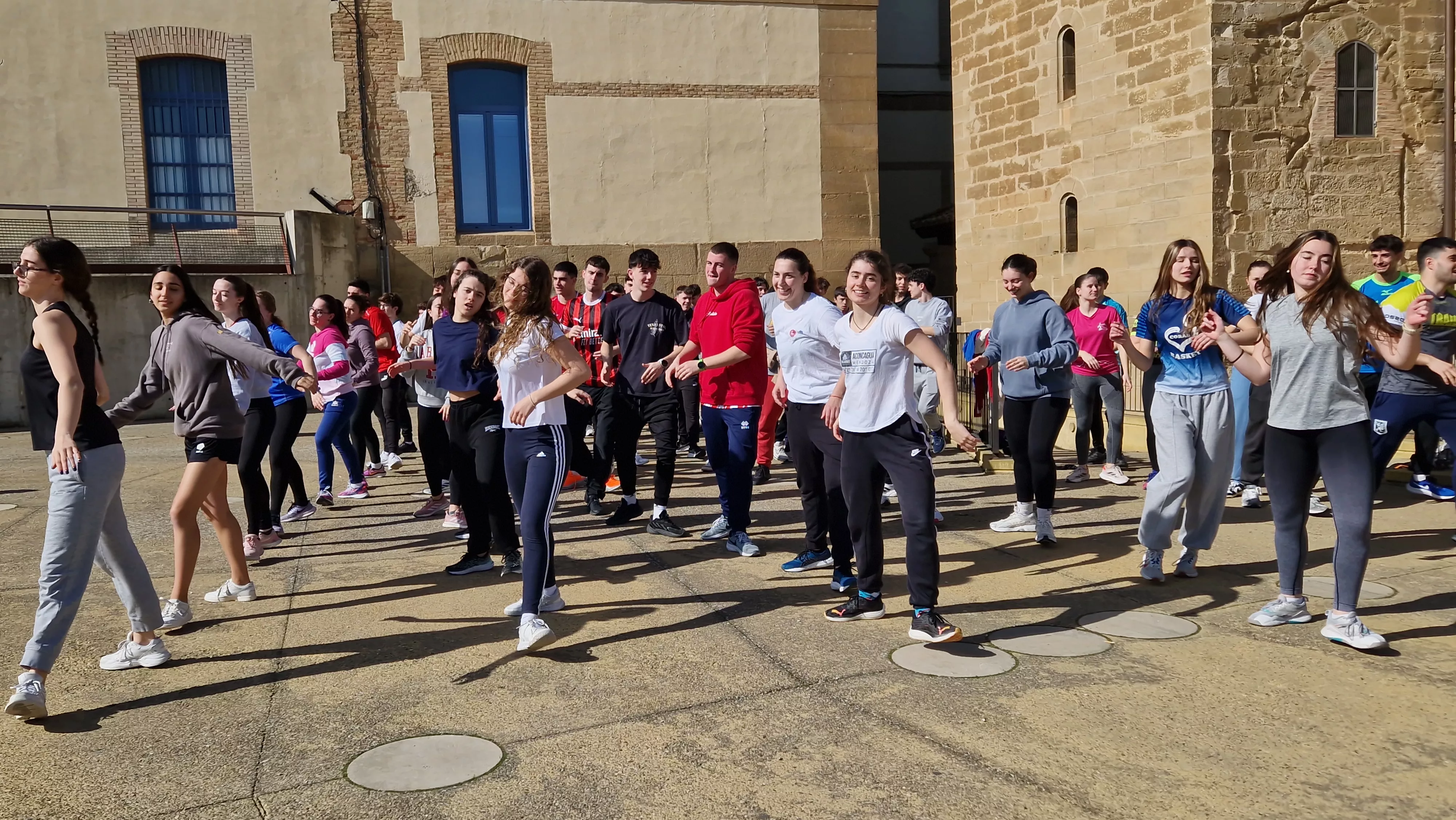 Flashmob de la Facultad de Ciencias de la Salud y del Deporte por el Día de la Mujer. Foto Myriam Martínez