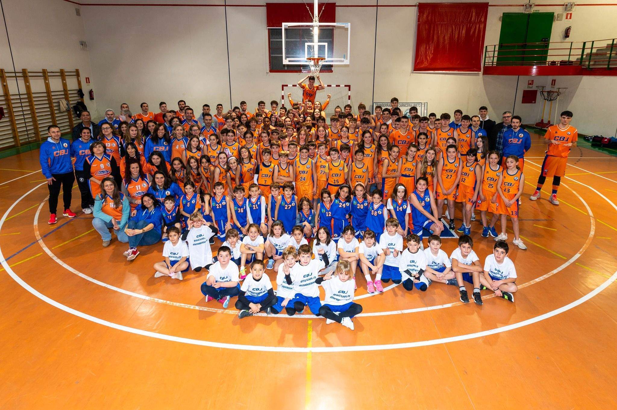 Foto de familia del Club Baloncesto Jaca