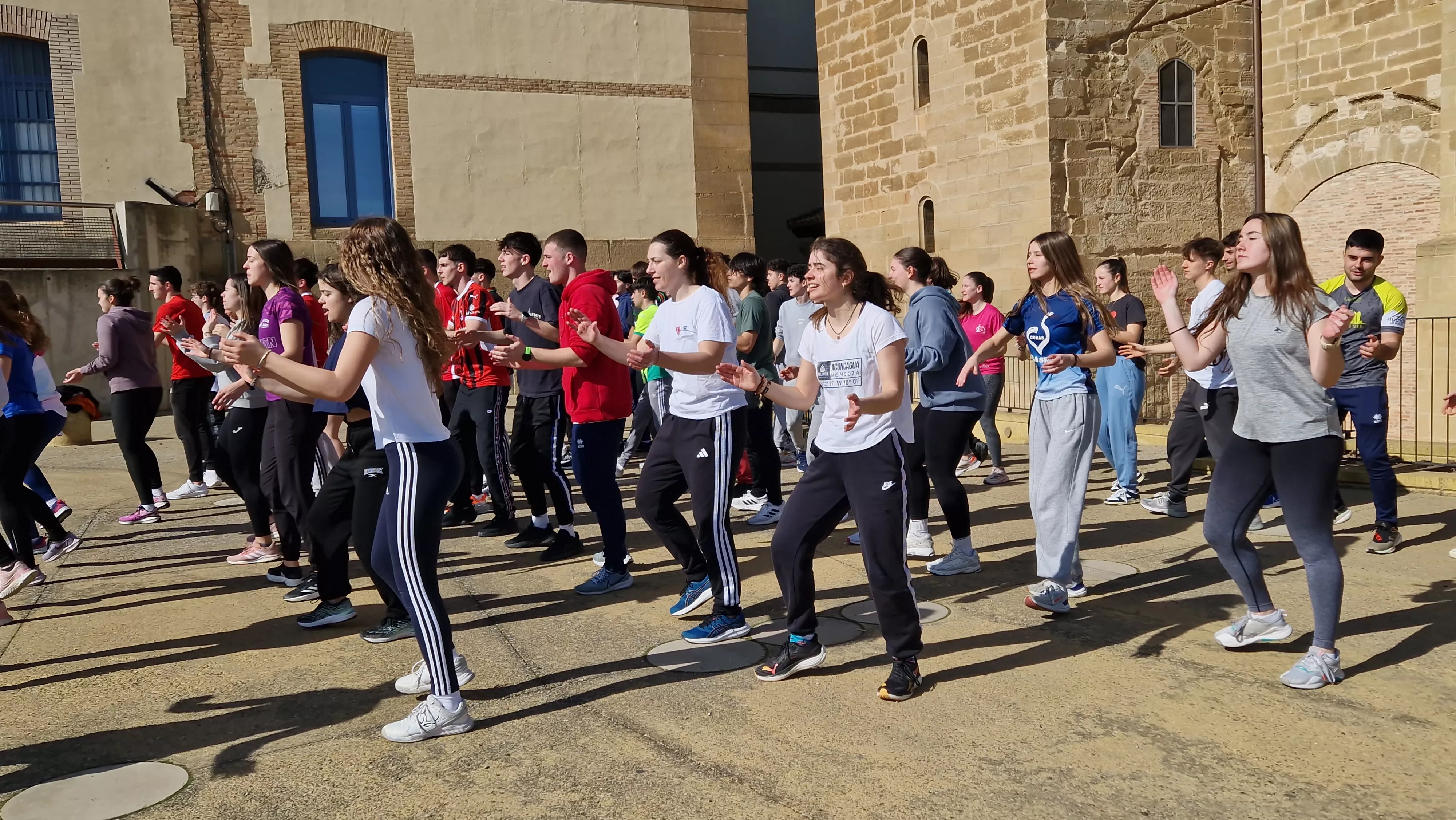 Flashmob de la Facultad de Ciencias de la Salud y del Deporte por el Día de la Mujer. Foto Myriam Martínez