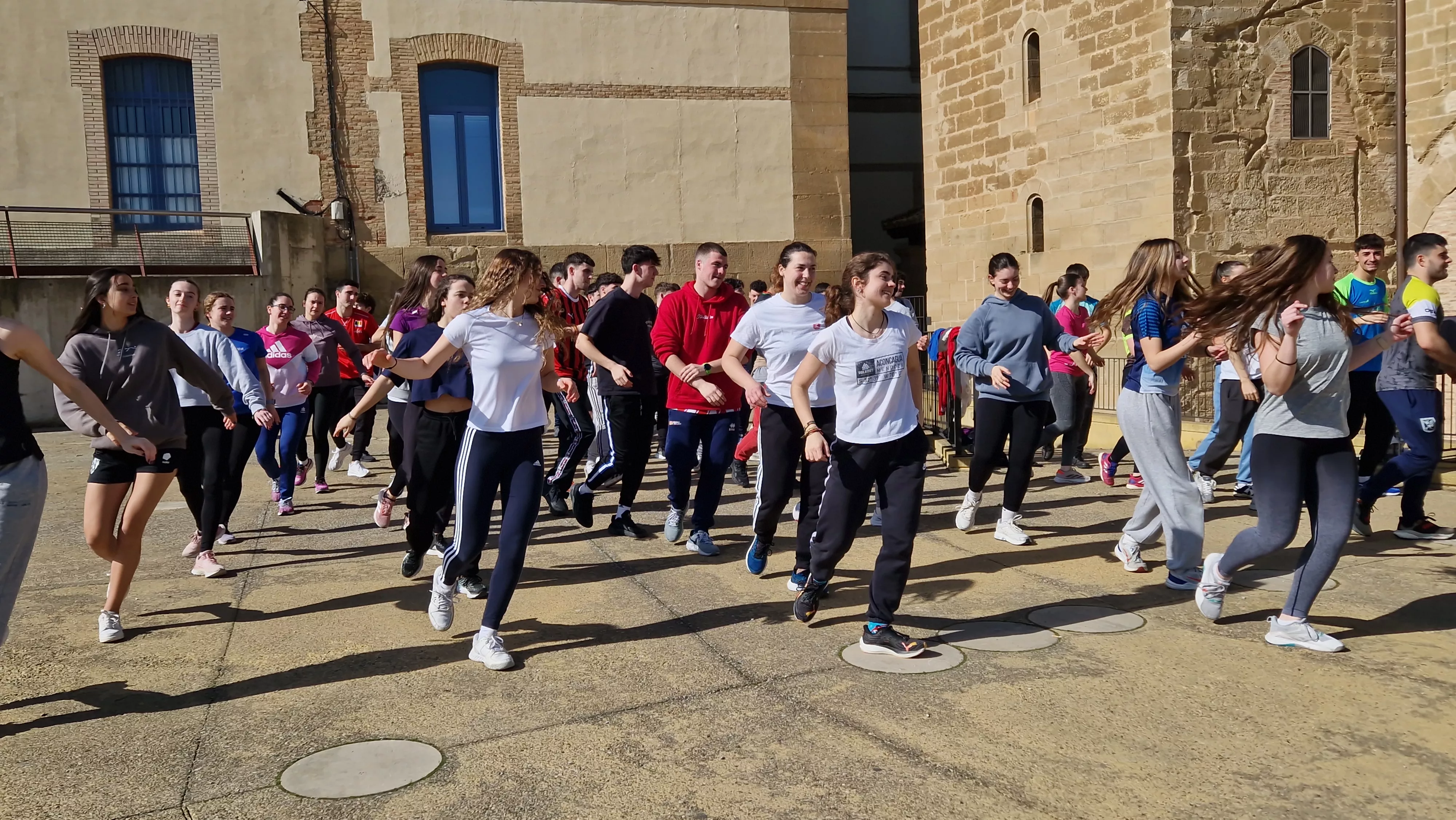 Flashmob de la Facultad de Ciencias de la Salud y del Deporte por el Día de la Mujer. Foto Myriam Martínez