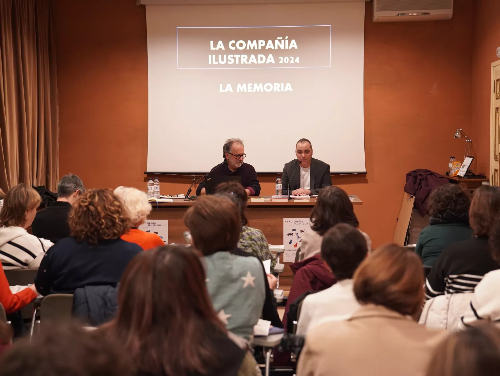 Grassa Toro y Carlos Sampériz, presentando la edición a las bibliotecarias.