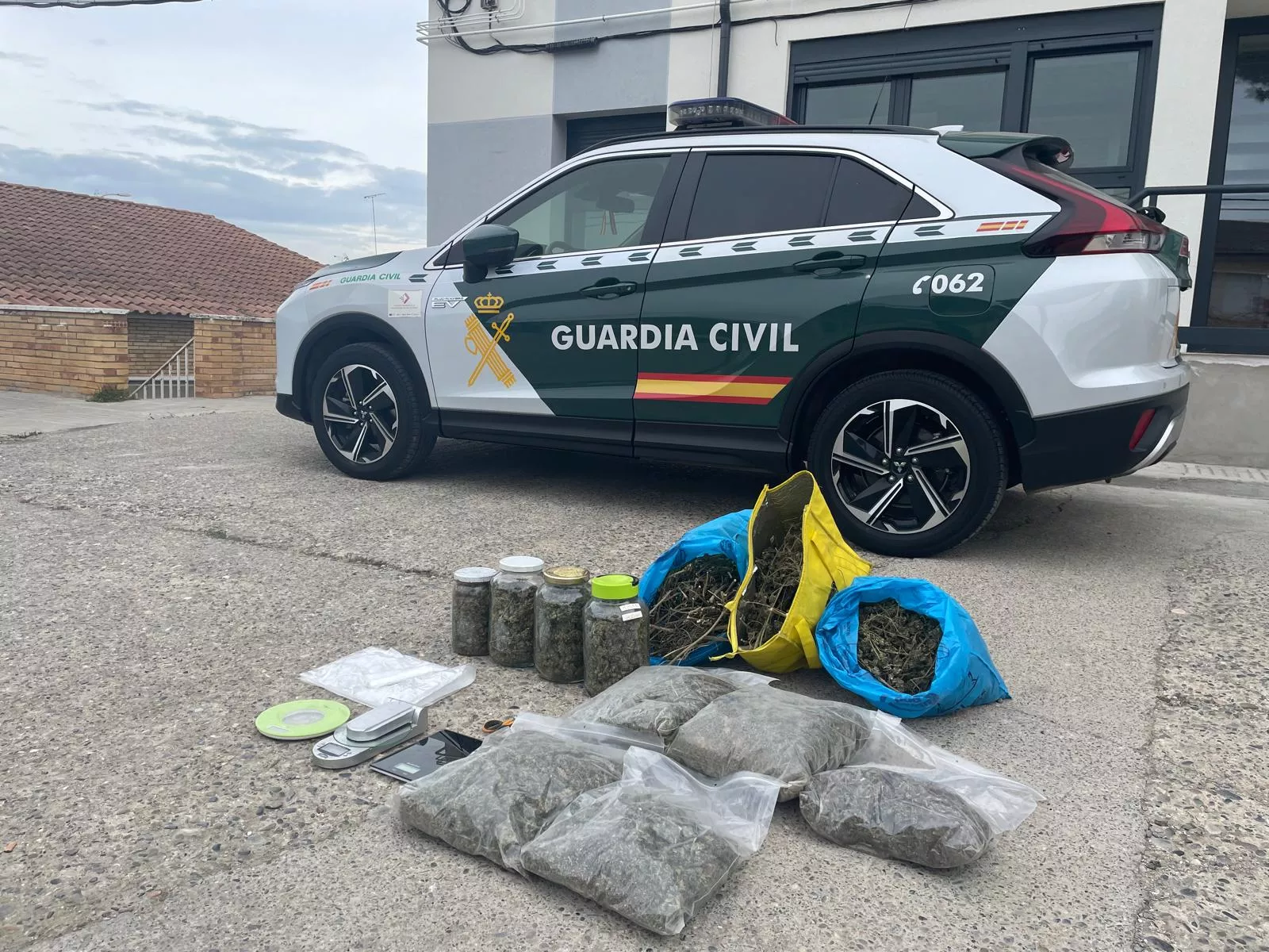 Coche de la Guardia Civil en Binéfar con los manojos de droga