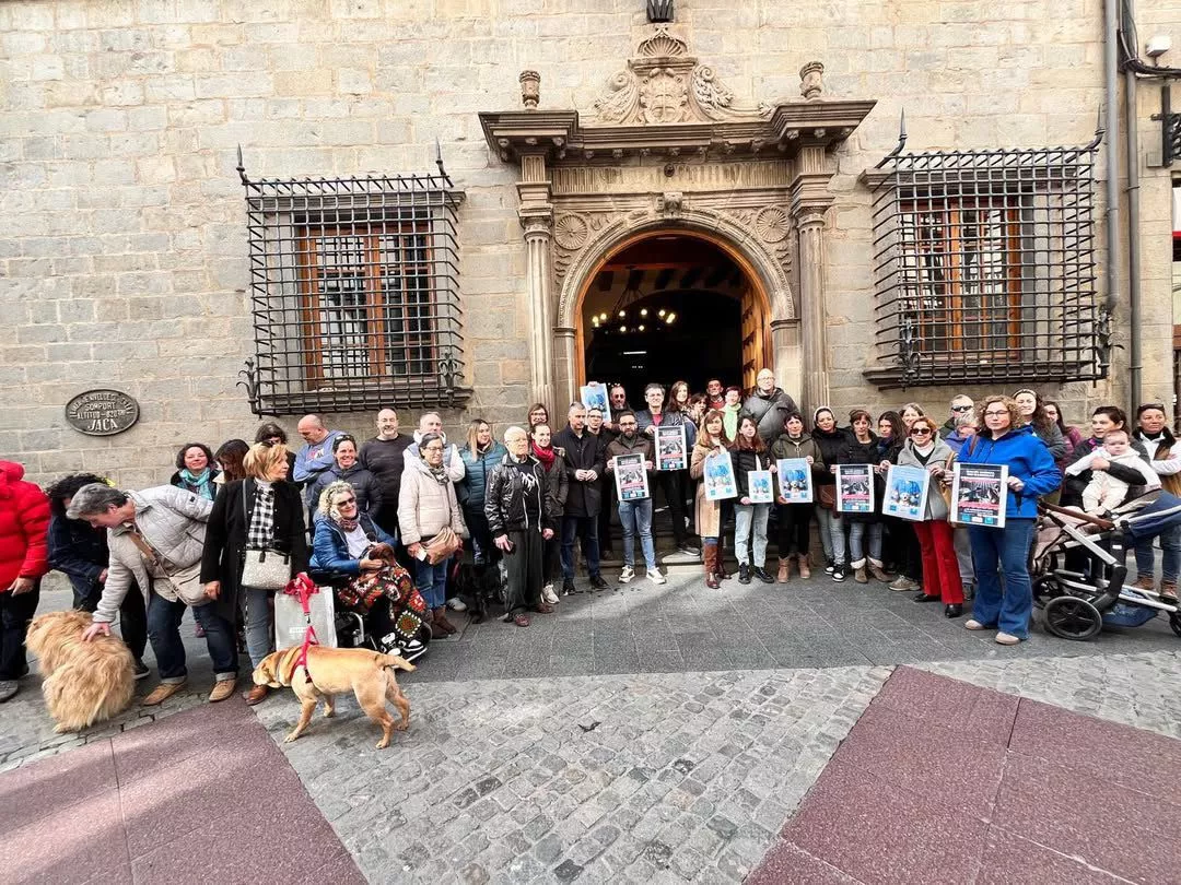 Manifestantes concentrados en el Ayuntamiento de Jaca