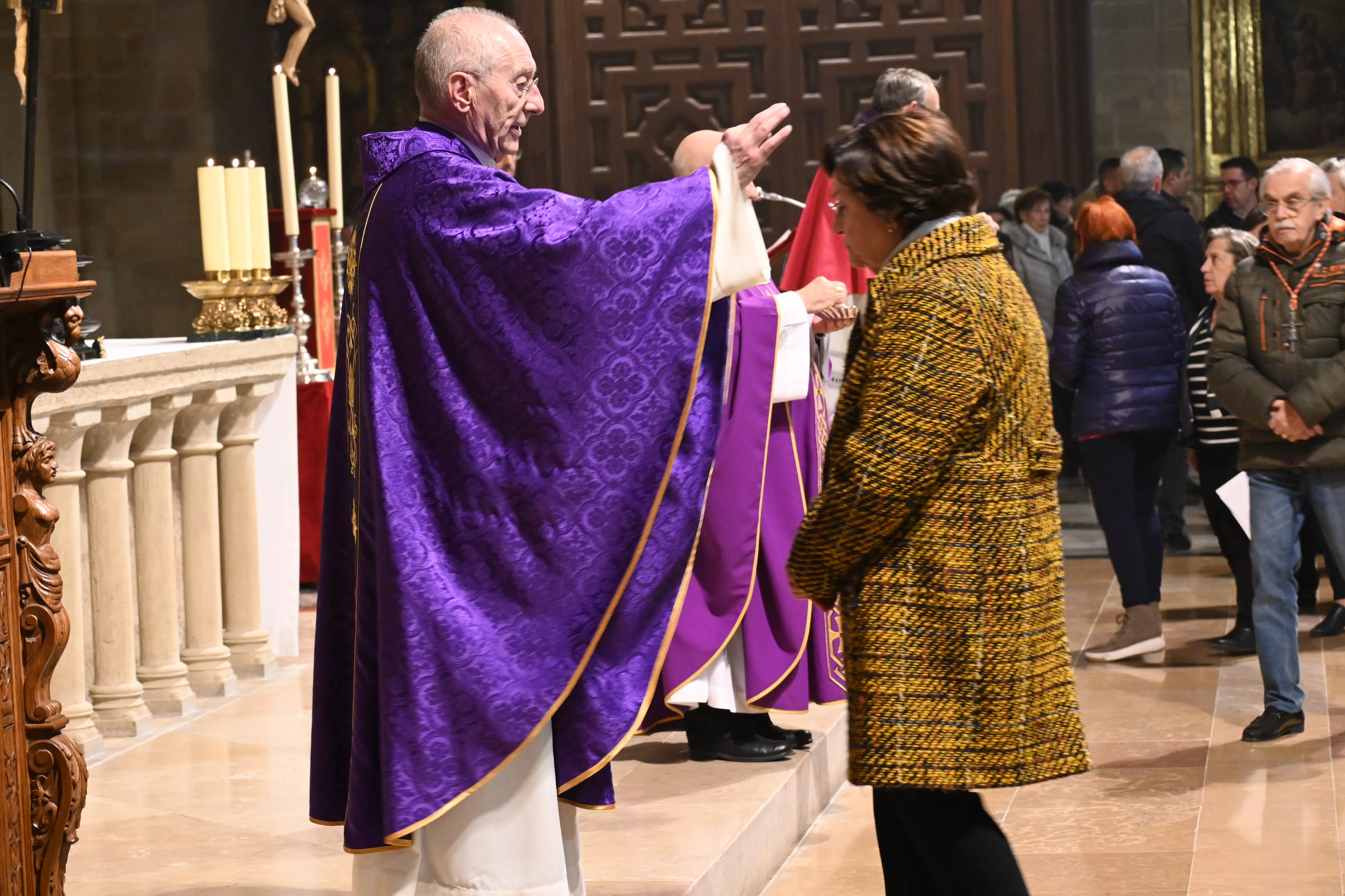 Miércoles de Ceniza en la Catedral de Huesca. Foto Carlos Jalle González