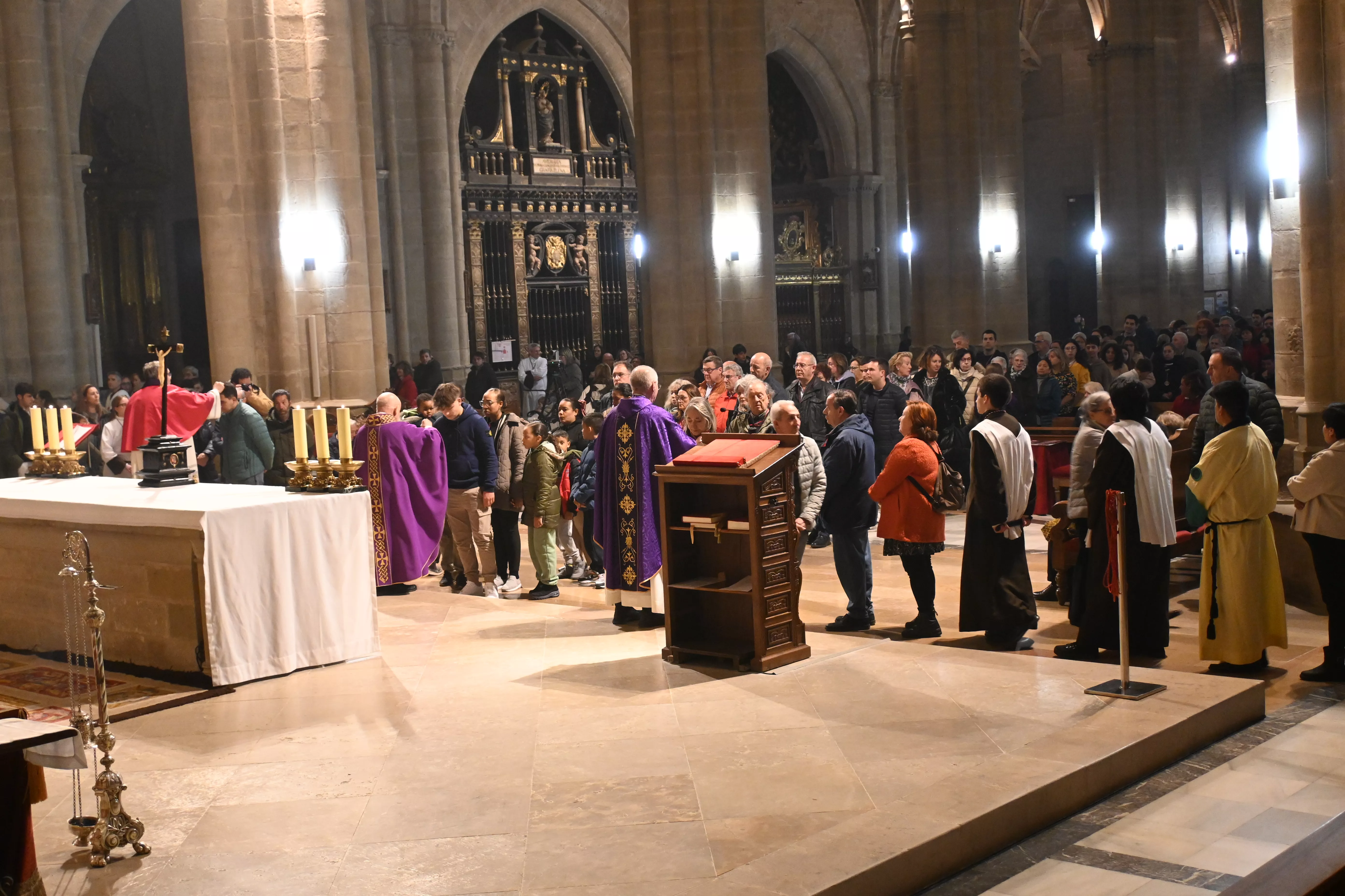 Miércoles de Ceniza en la Catedral de Huesca. Foto Carlos Jalle González