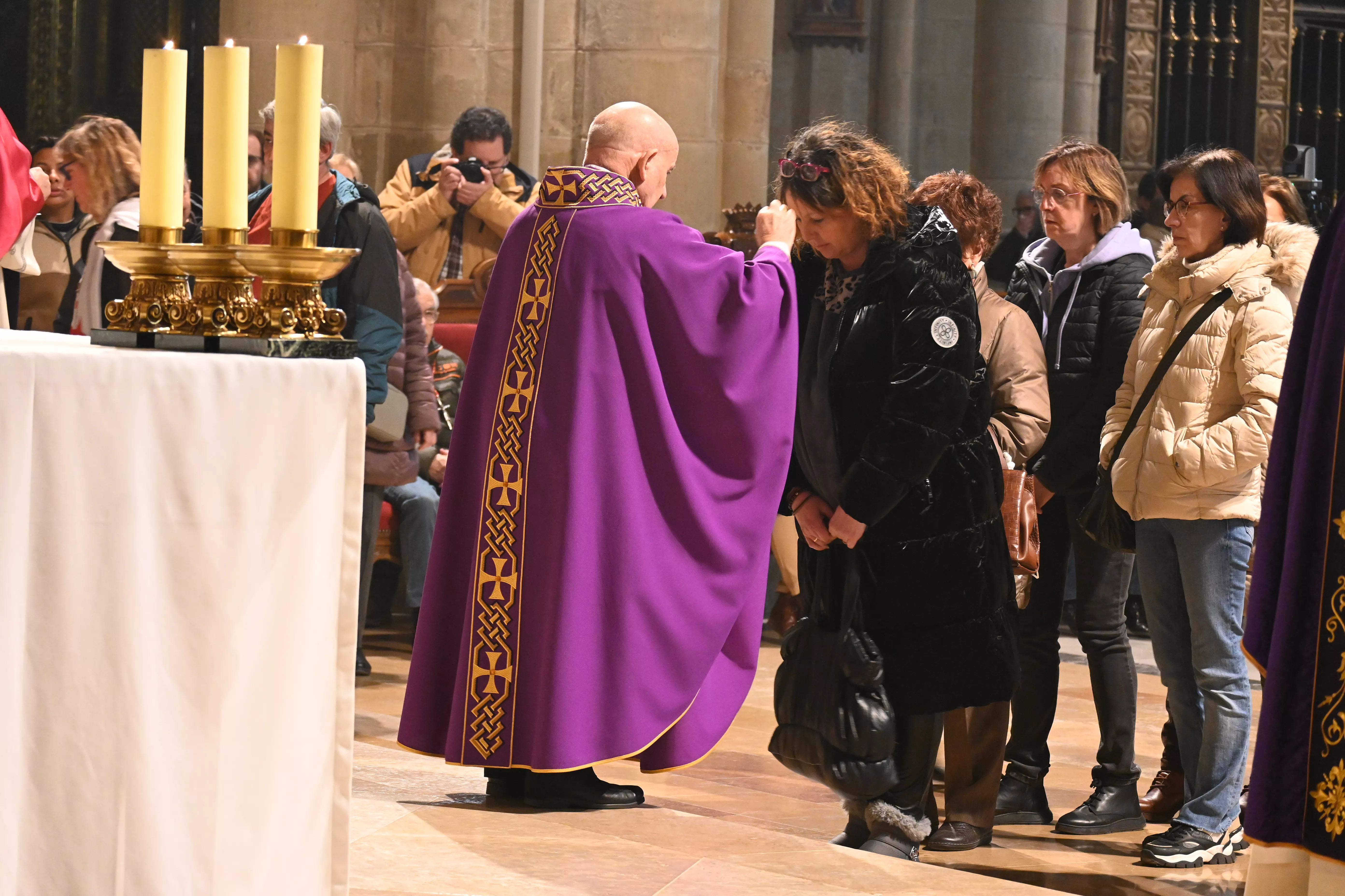 Miércoles de Ceniza en la Catedral de Huesca. Foto Carlos Jalle González