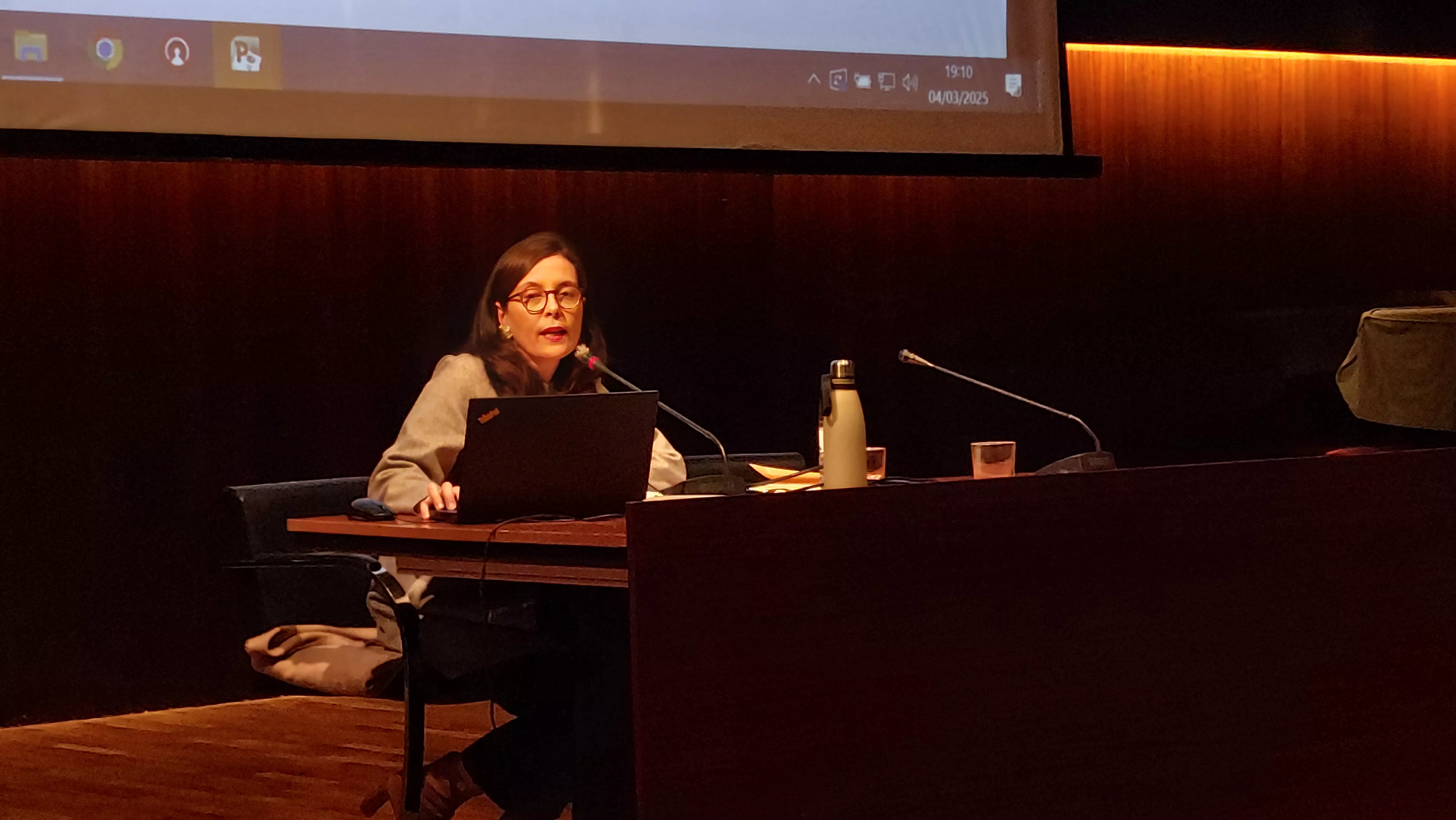 Natalia Juan en su conferencia sobre el Monasterio barroco de San Juan de la Peña en la Diputación