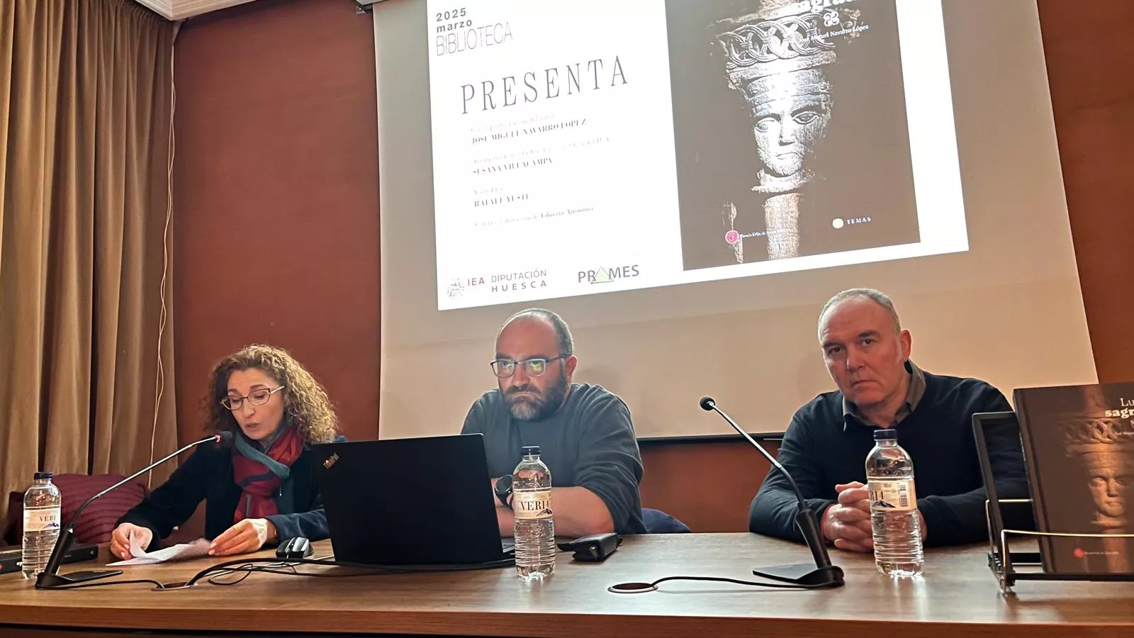Susana Villacampa, José Miguel Navarro y Rafael Yuste, en la presentación de 'Luz sagrada', que aborda más de veinte asoleos en Huesca. Foto Mercedes Manterola