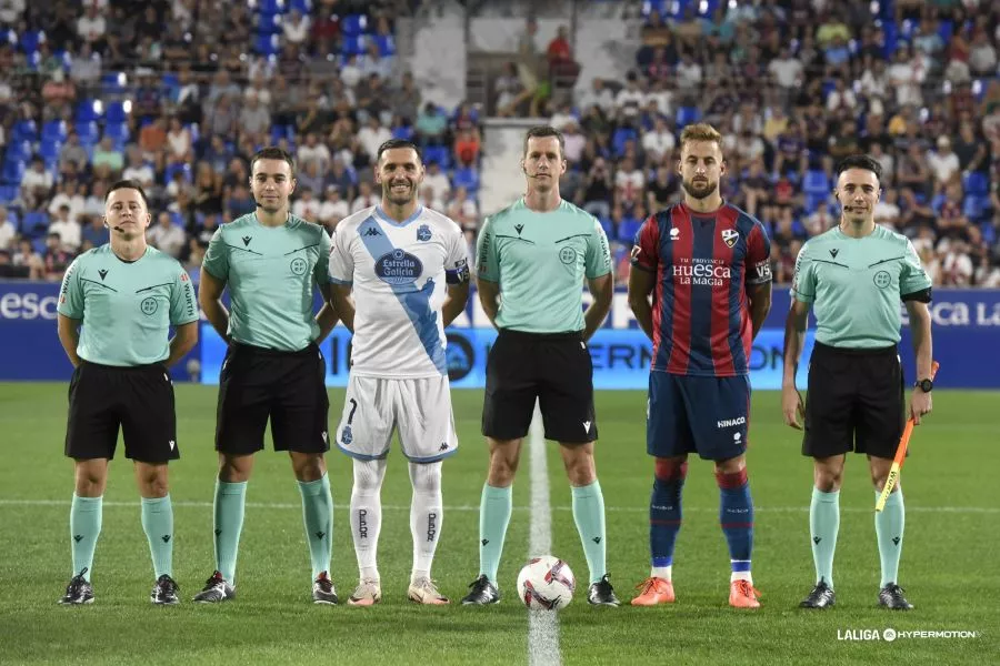 Galech Apezteguía dirigió el Huesca 2-1 Deportivo. Foto: LaLiga