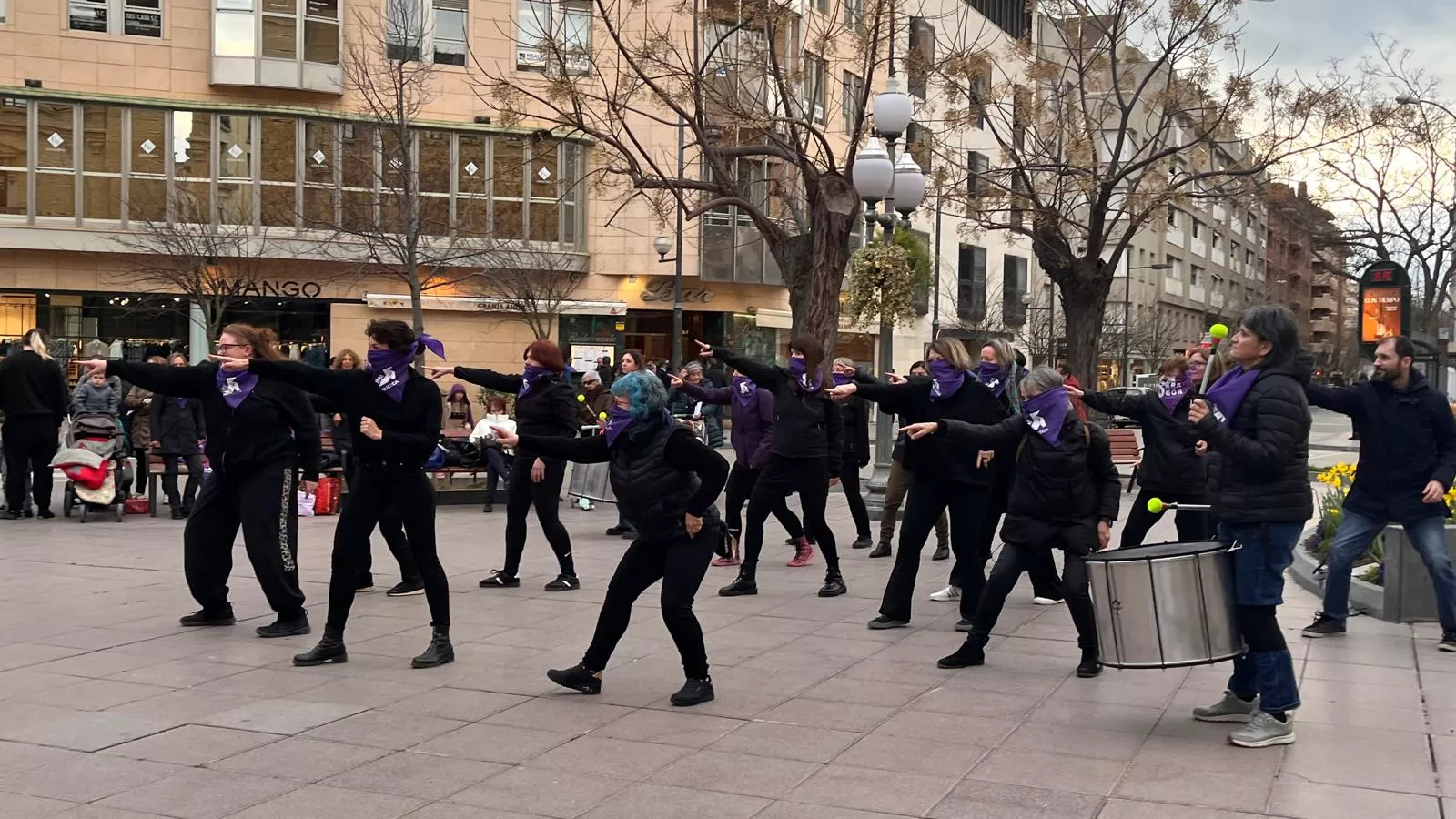 Haka feminista colectiva en Huesca dentro de los actos del 8M. Foto Mercedes Manterola Haka feminista colectiva en Huesca dentro de los actos del 8M. Foto Mercedes Manterola
