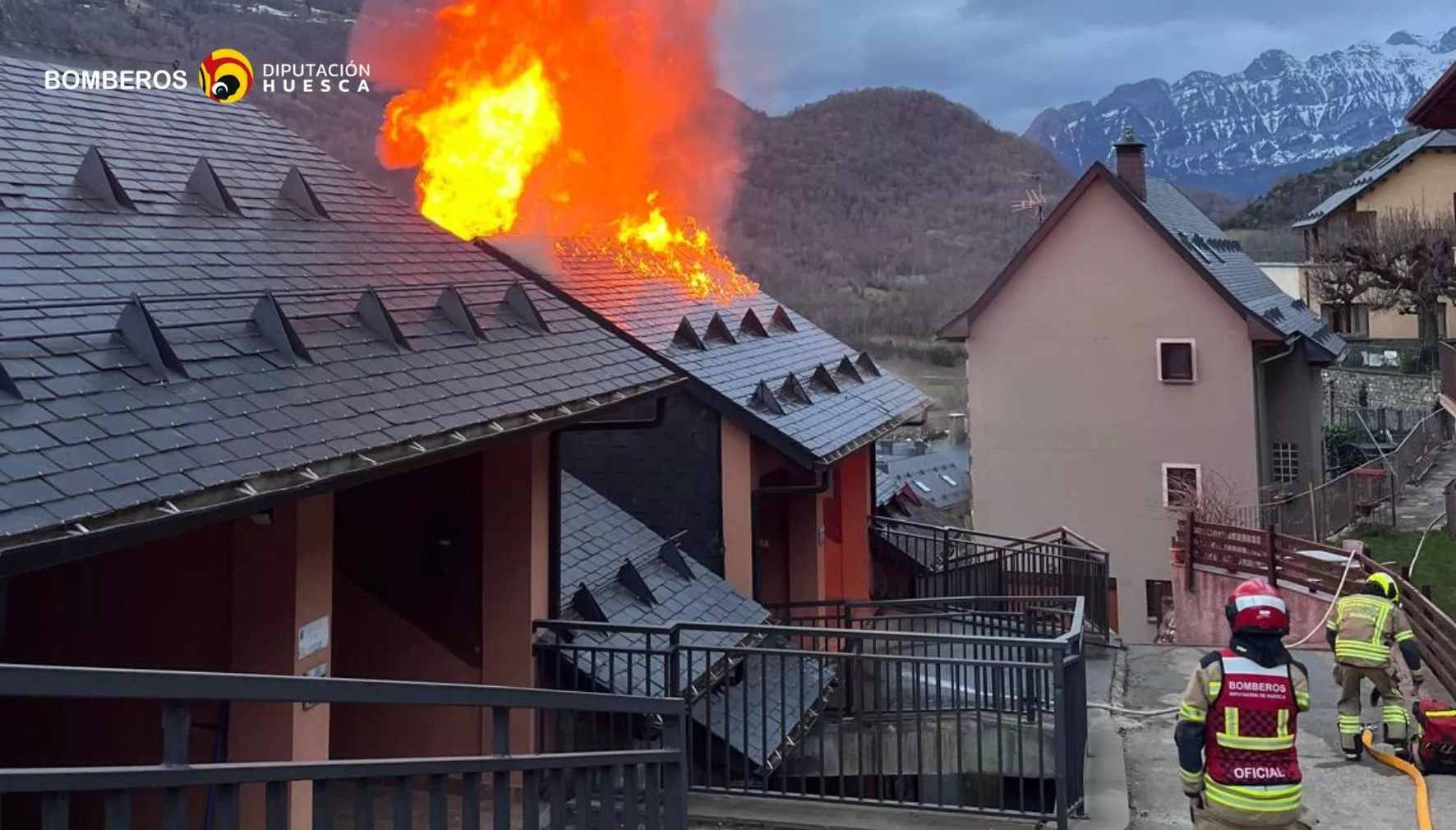 Bomberos durante la actuación en el incendio de una vivienda de Panticosa.