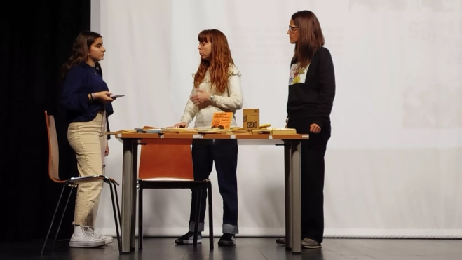 Irene Abad, a la derecha, preparando el evento.