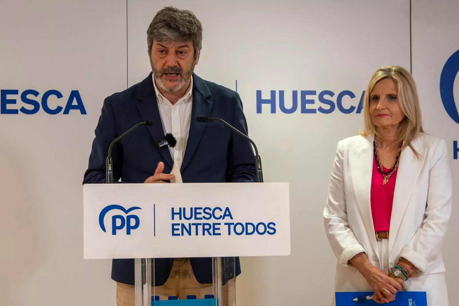 Gerardo Oliván y Melania Mur en la sede del PP