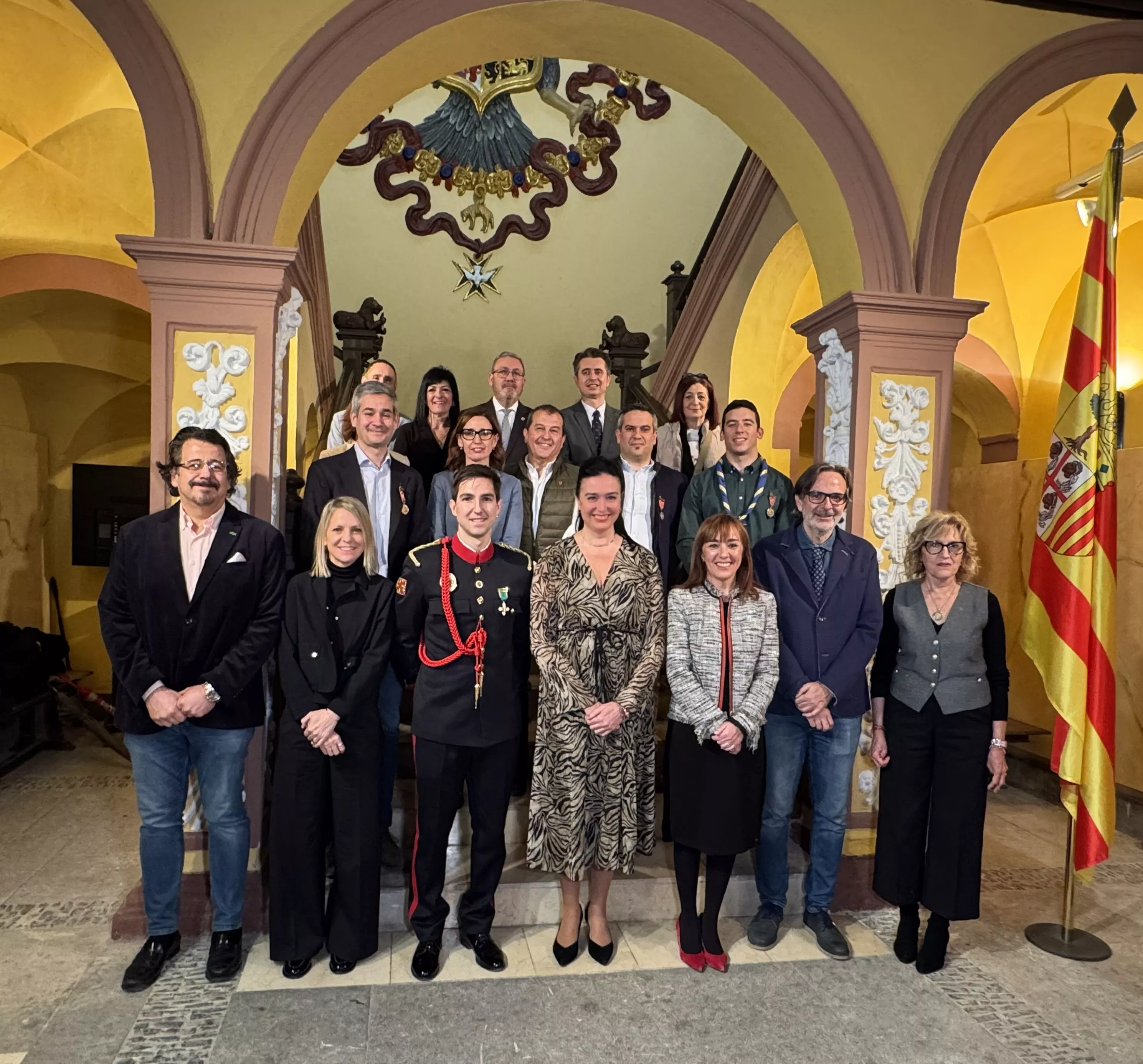 Imagen de representantes del Ayuntamiento y bomberos con los distinguidos en la fiesta de San Juan de Dios.