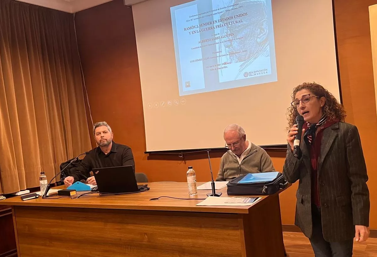 Alberto Sabio con Luis Gómez y Susana Villacampa, en el arranque de la conferencia que impartió sobre Ramón J. Sender.