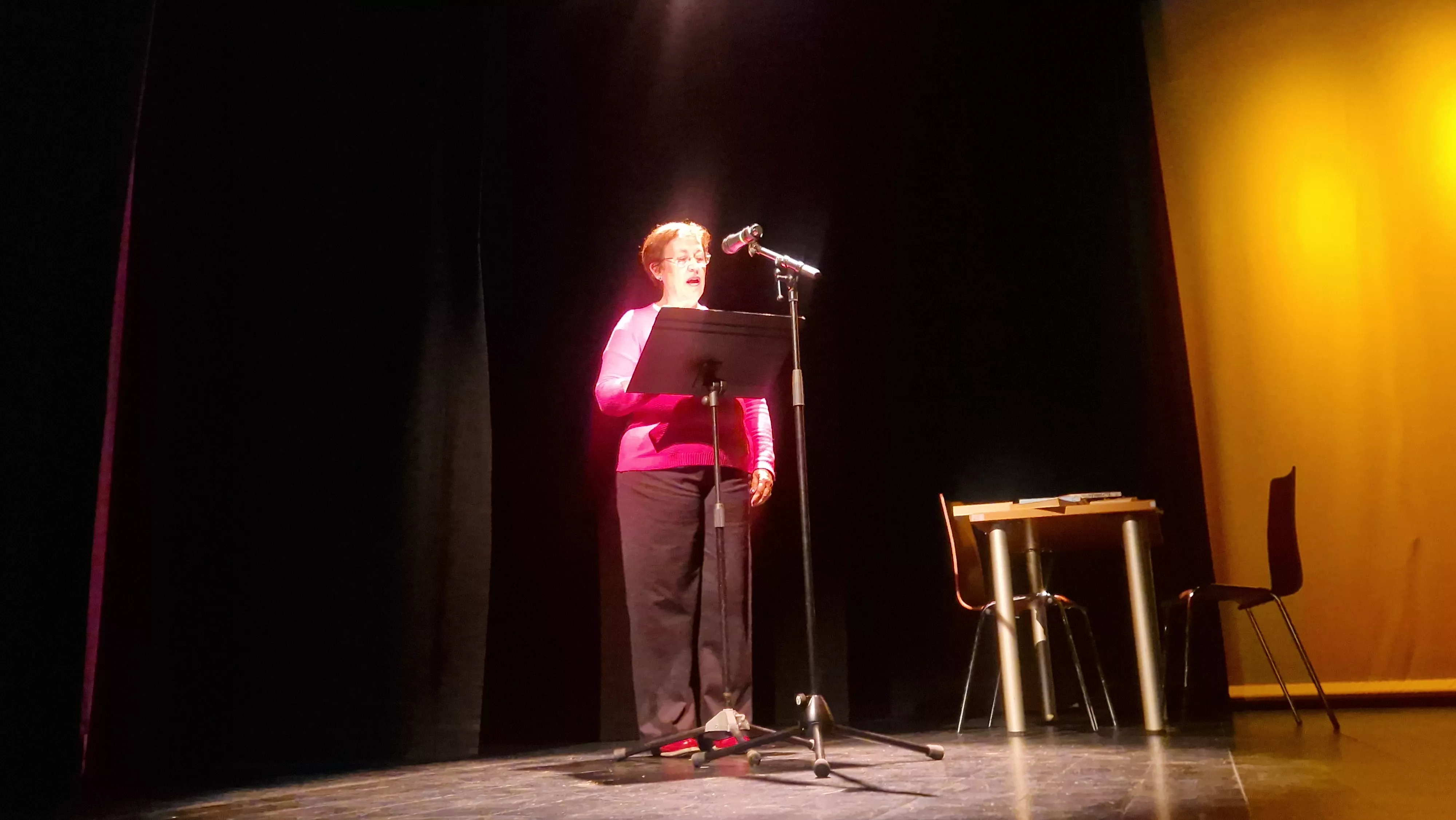 Charo Ochoa, en el encuentro  "Tan altas como la luna". Foto Myriam Martínerz