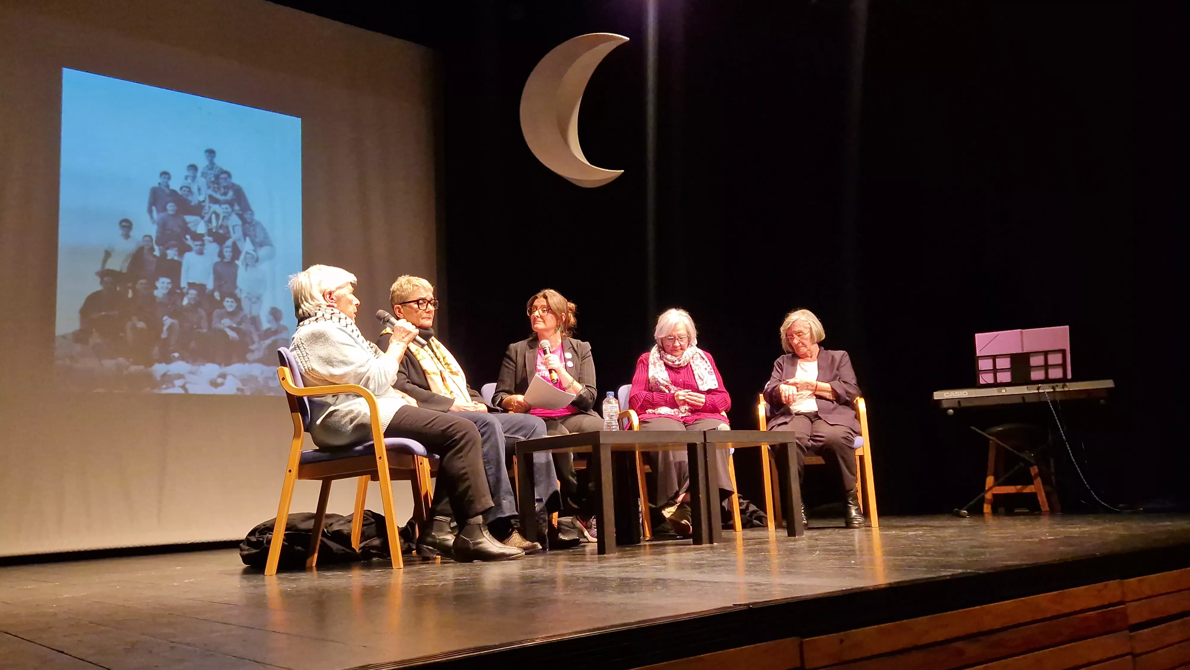 Encuentro  "Tan altas como la luna". Foto Myriam Martínerz