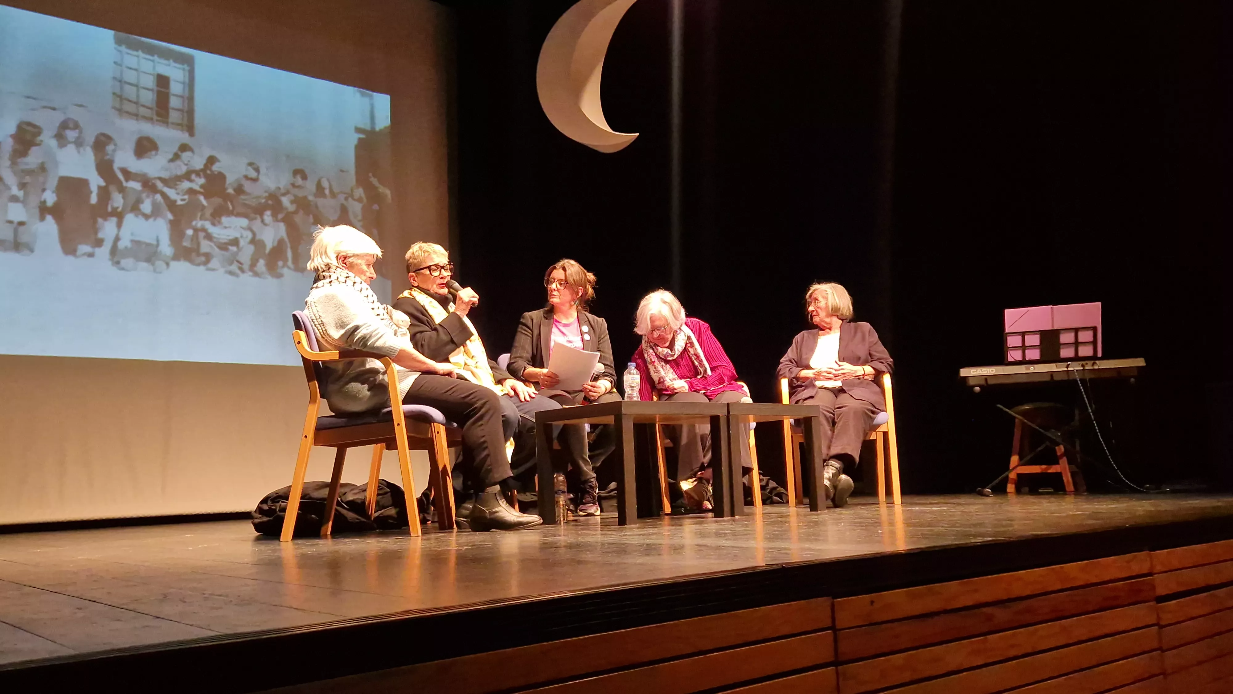 Encuentro  "Tan altas como la luna". Foto Myriam Martínerz