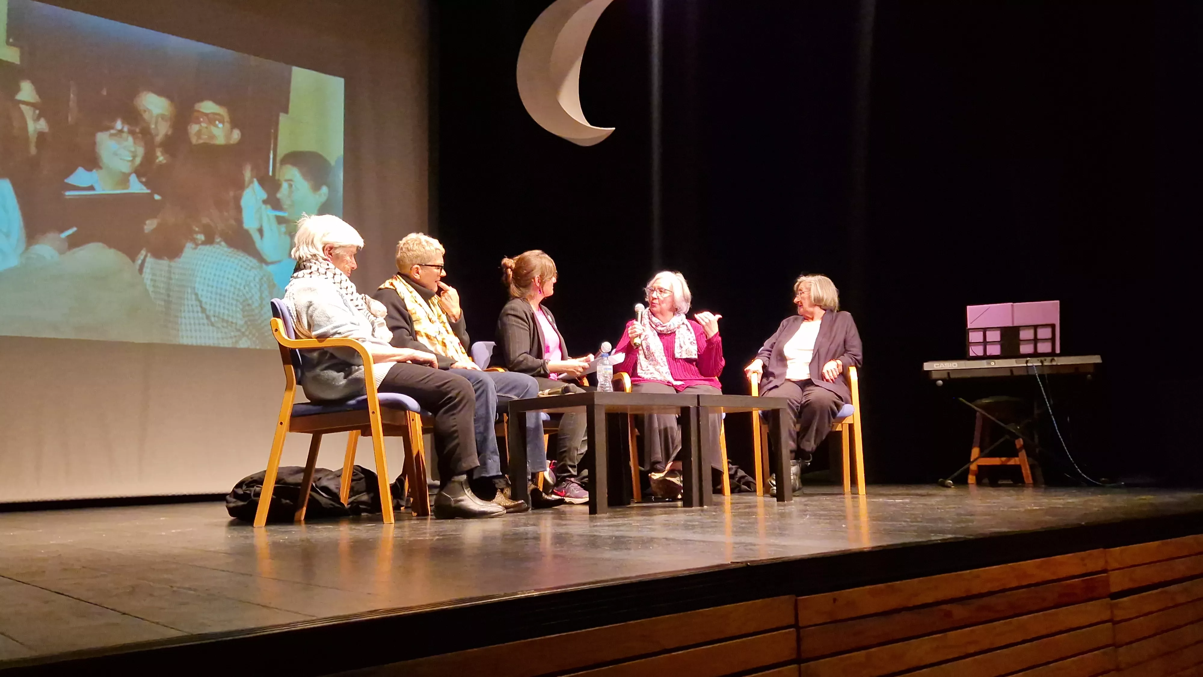 Encuentro  "Tan altas como la luna". Foto Myriam Martínerz