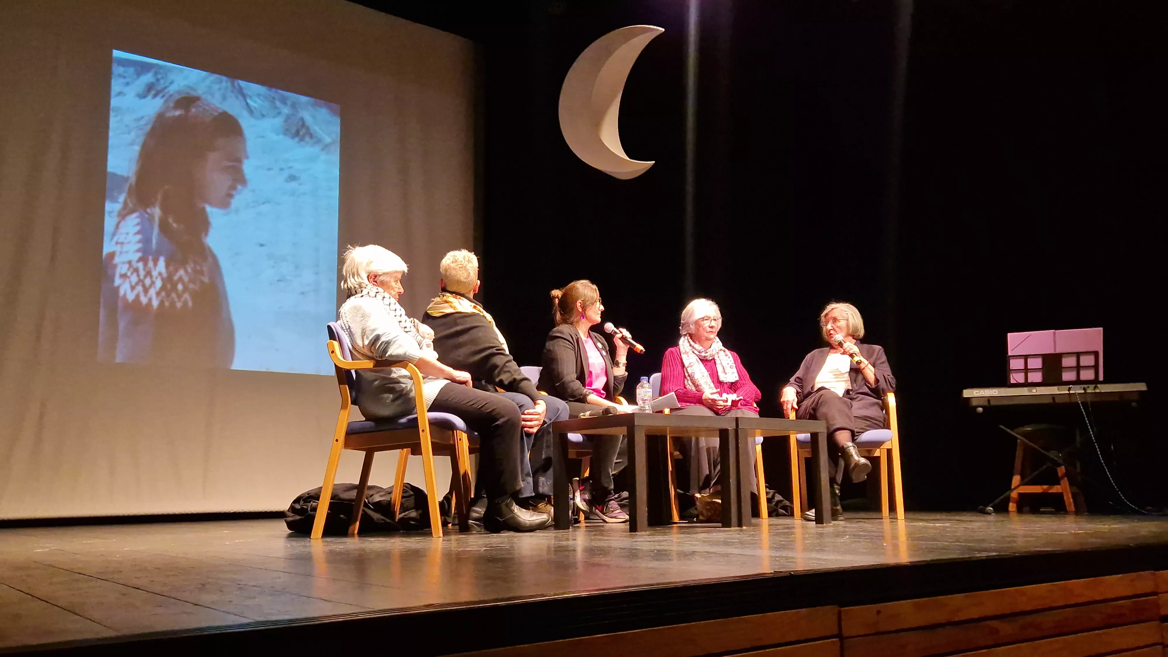 Encuentro  "Tan altas como la luna". Foto Myriam Martínerz