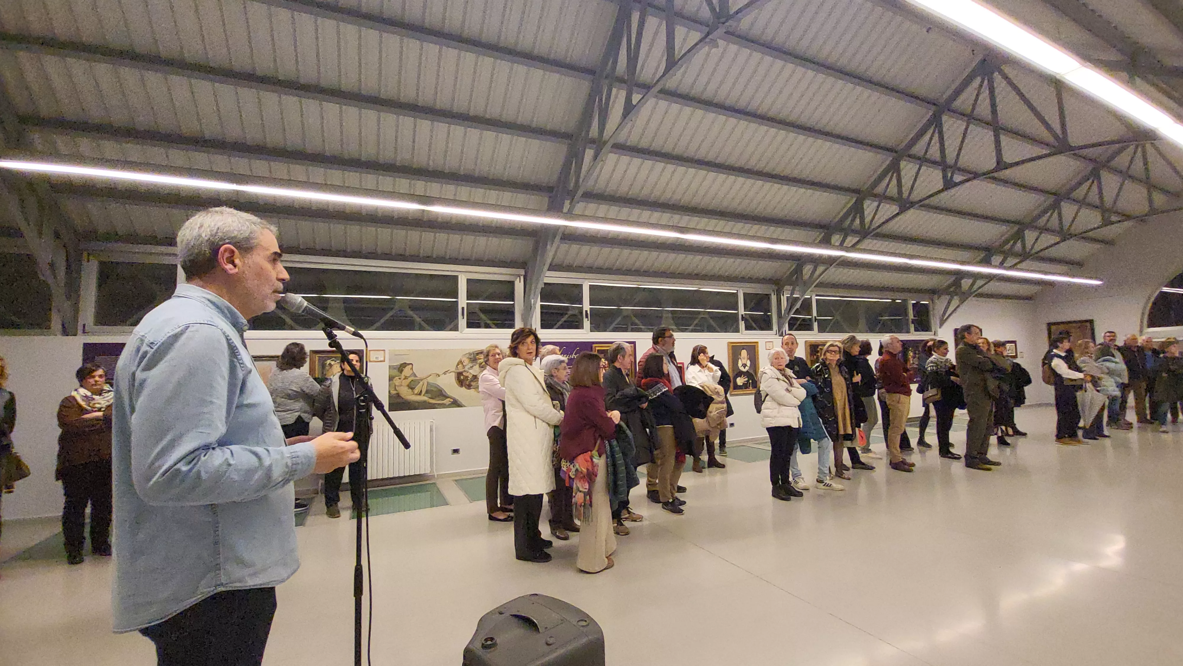 Inauguración de la exposición de Agustín Lorés '¡Menudas Artistas!' en Huesca. Foto Mercedes Manterola