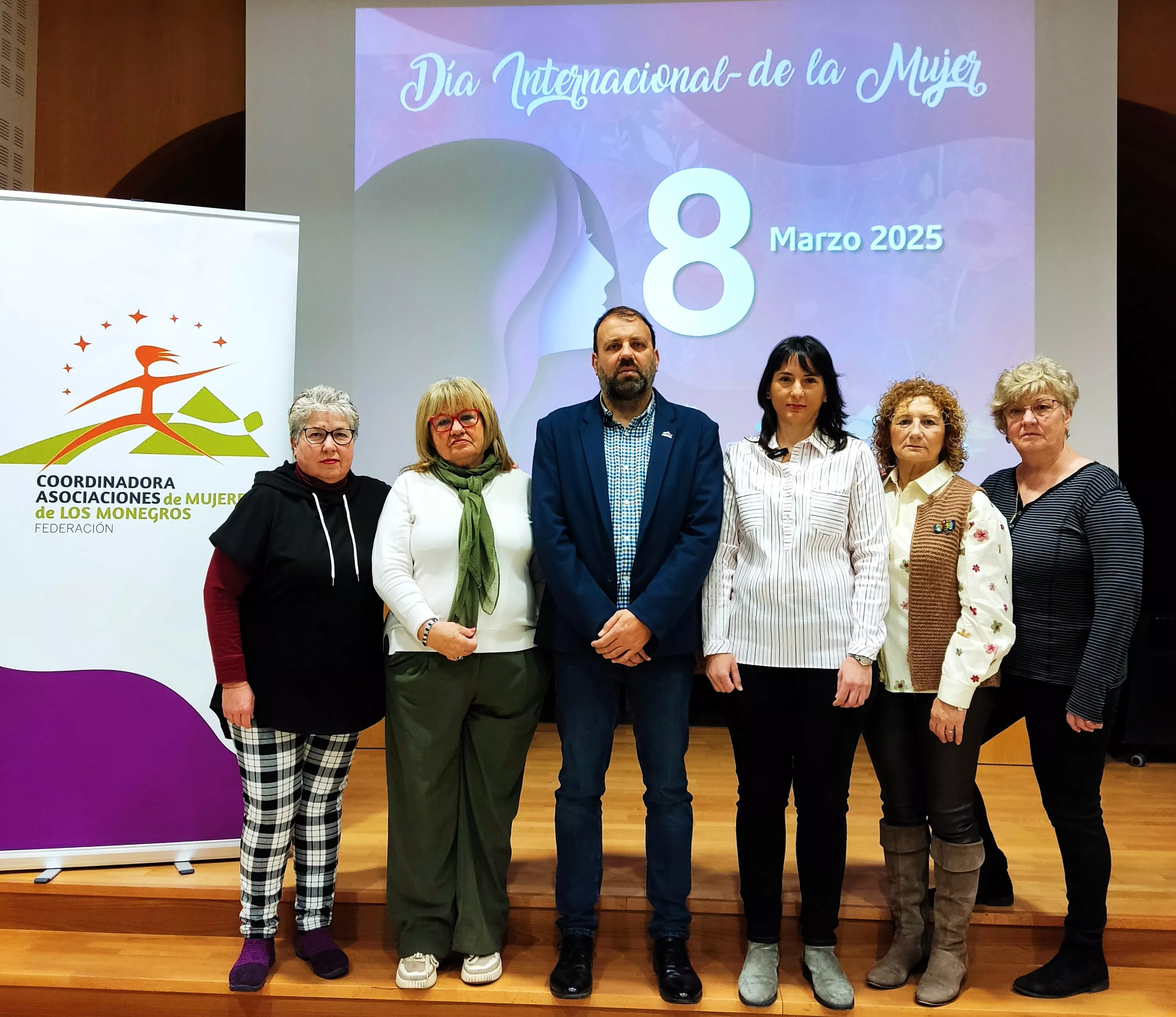 Representantes de la Coordinadora de Asociaciones de Mujeres de Monegros y el presidente de la Comarca, Pedro Loscertales