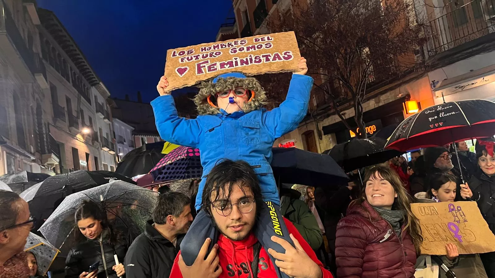 Manifestación que ha recorrido las calles de Huesca en el 8M. Foto Mercedes Manterola
